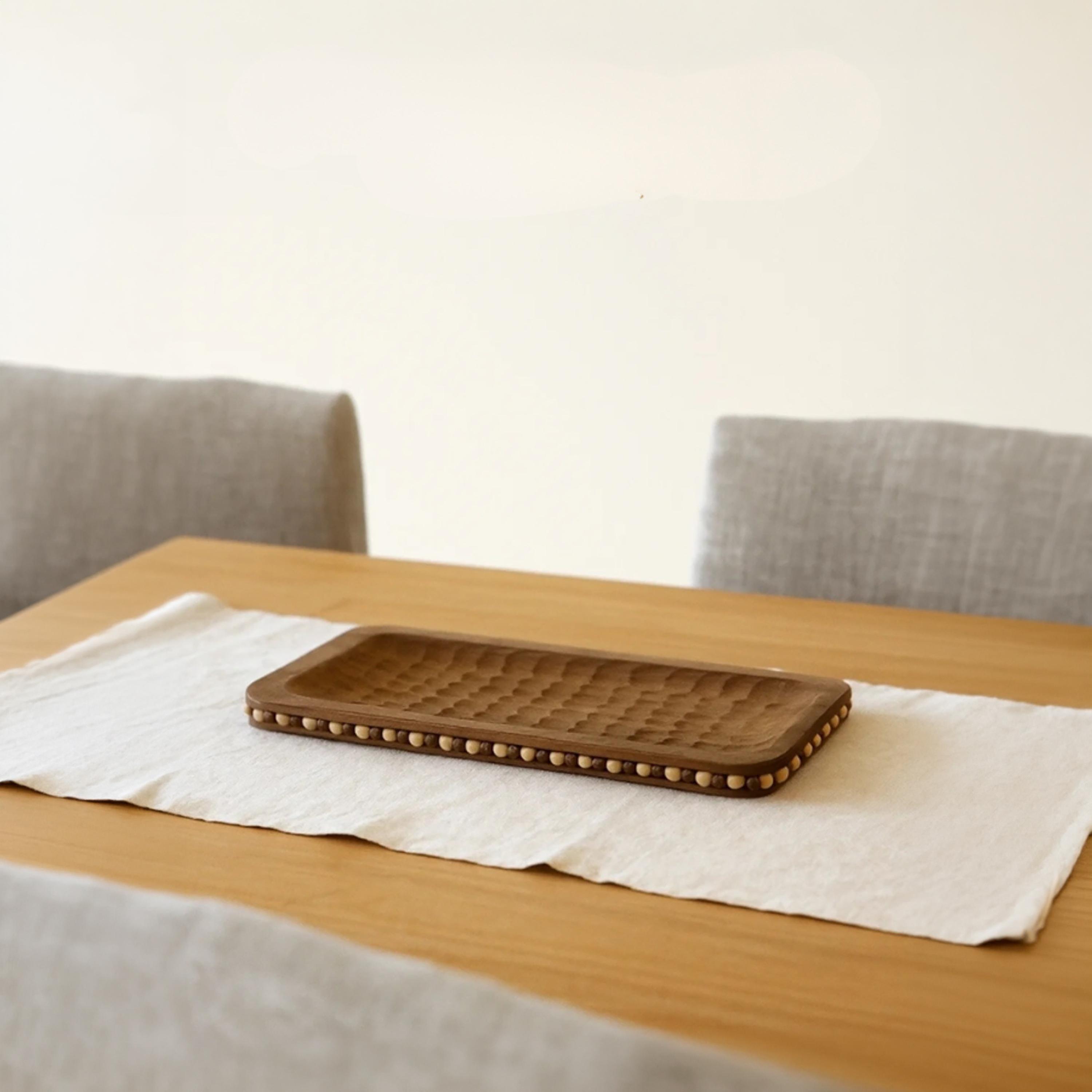 صينية تقديم ديكور مستطيلة خشبية سوداء بتصميم عصري من ماريا هومز-household-decor-boxesandtrays-image-1