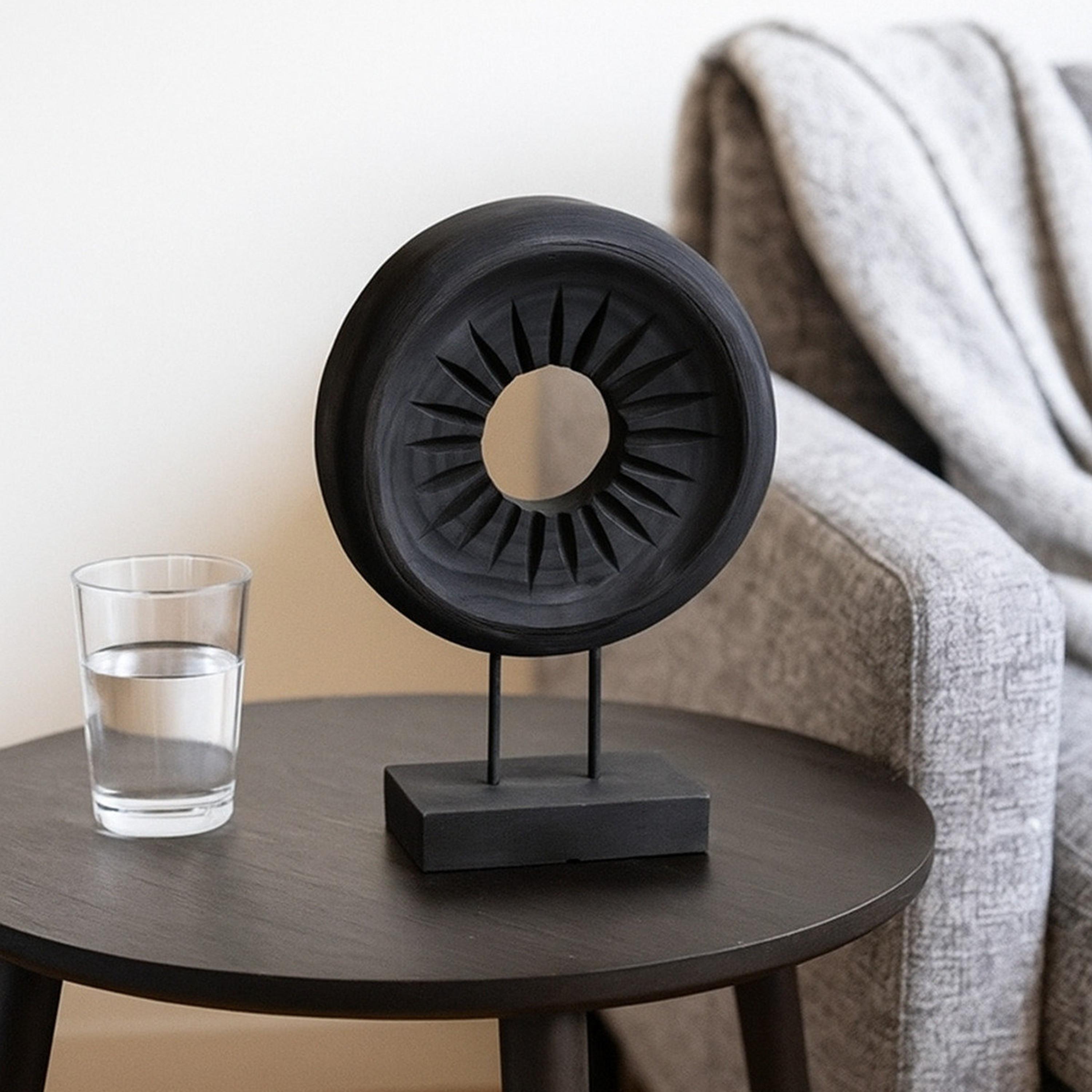 منحوتة ديكورية مستديرة خشبية سوداء عصرية من ماريا هومز-household-decor-decorativeobjectsandsculptures-image-2