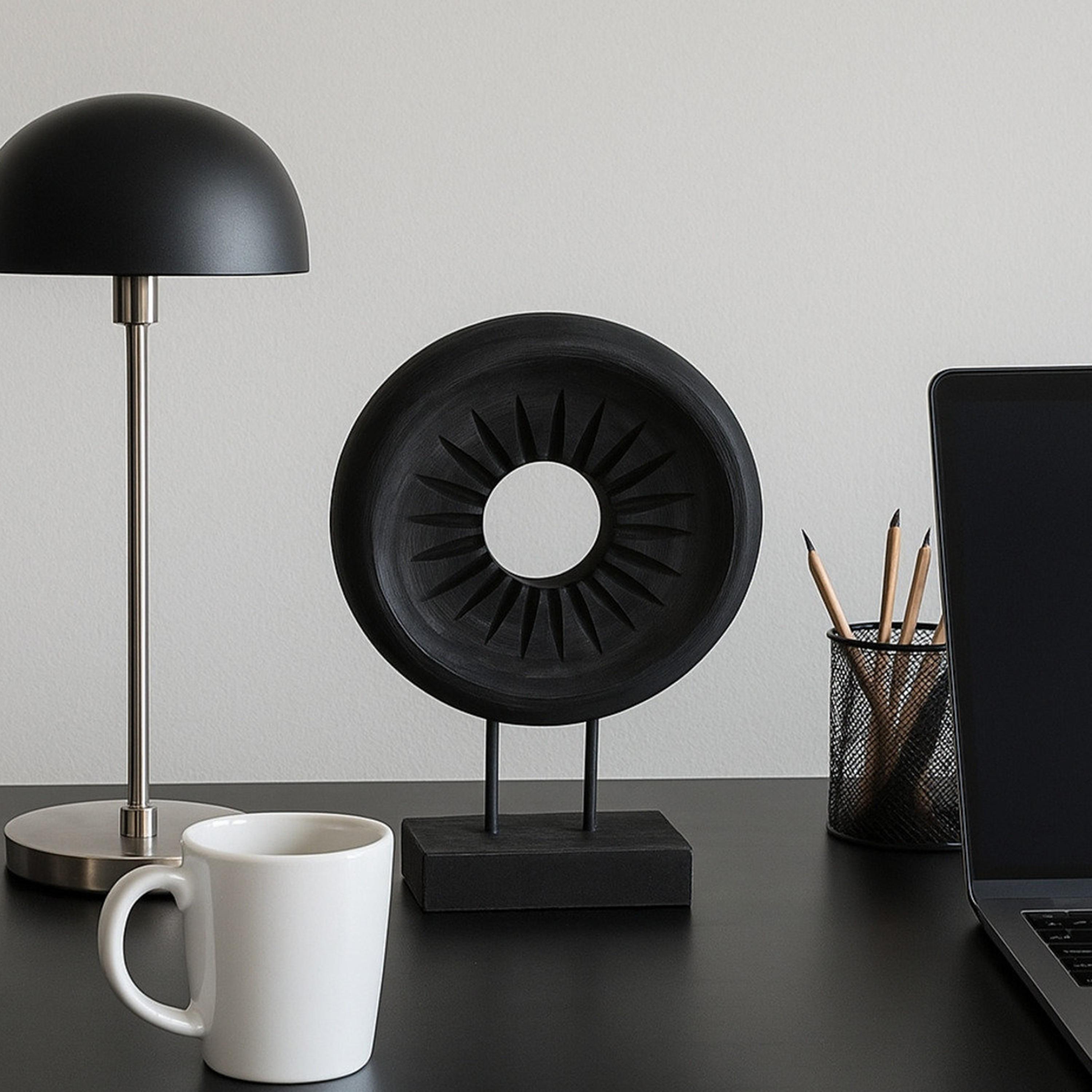 منحوتة ديكورية مستديرة خشبية سوداء عصرية من ماريا هومز-household-decor-decorativeobjectsandsculptures-image-4