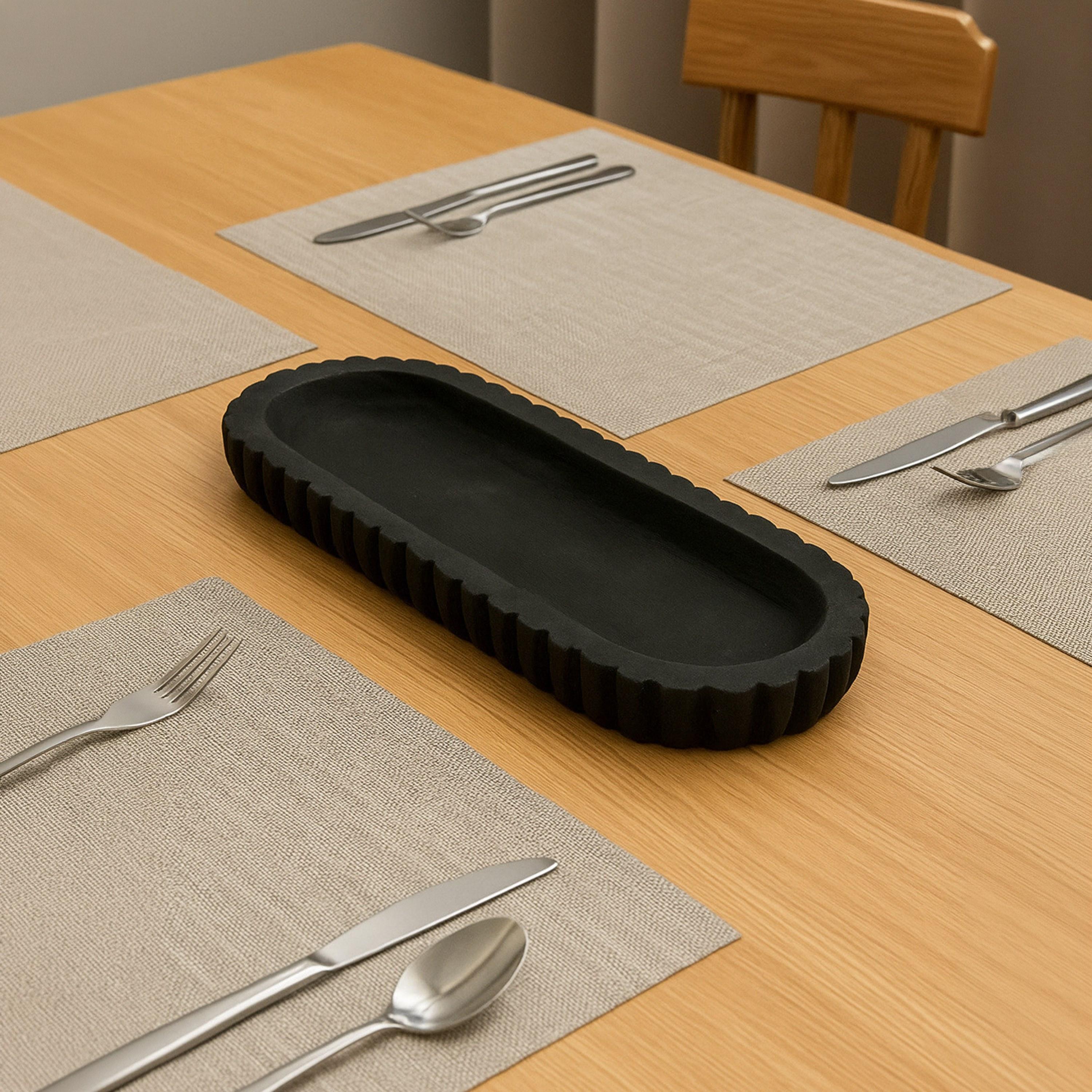 صينية تقديم ديكور بيضاوية خشبية سوداء عصرية من ماريا هومز-household-decor-boxesandtrays-image-1