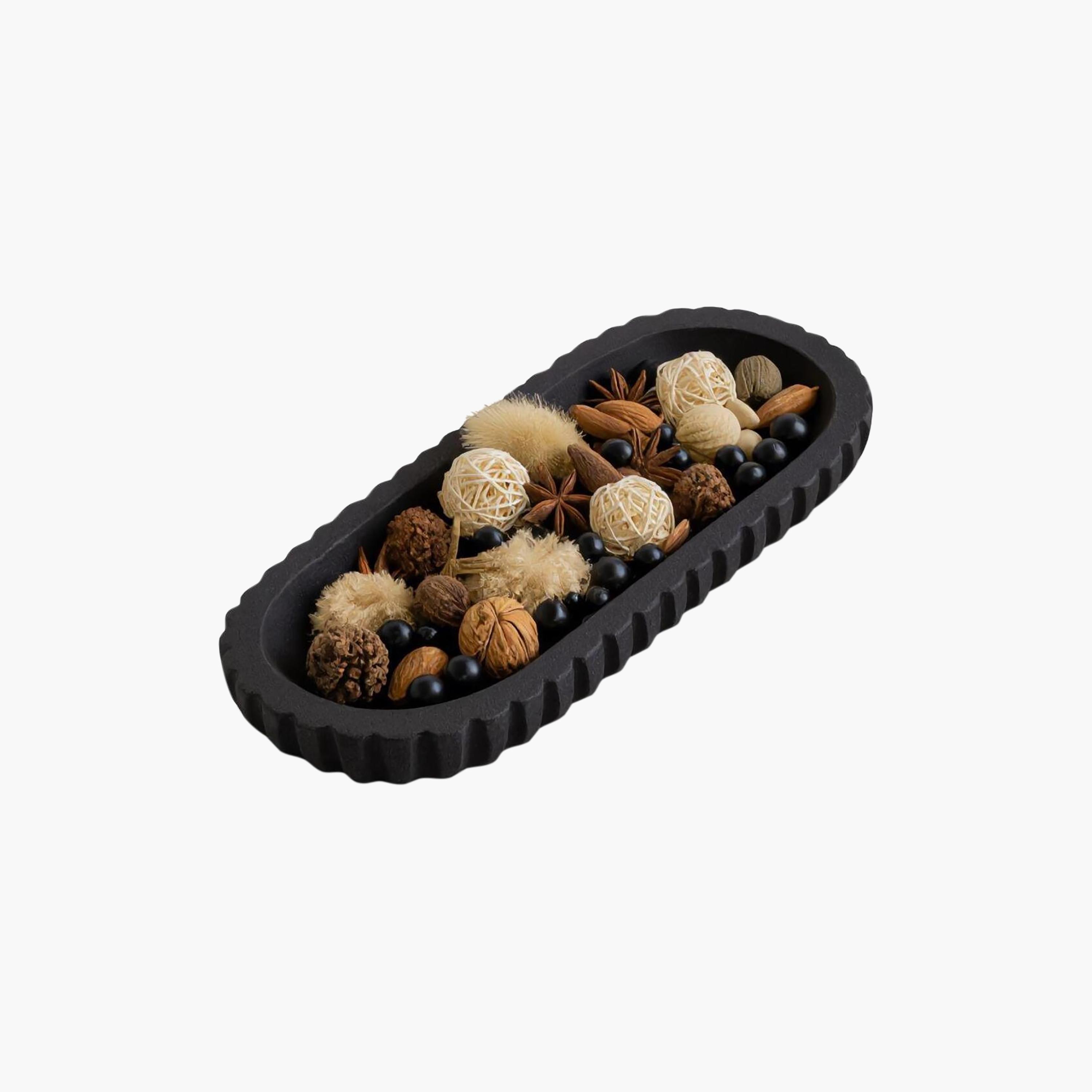 صينية تقديم ديكور بيضاوية خشبية سوداء عصرية من ماريا هومز-household-decor-boxesandtrays-image-6