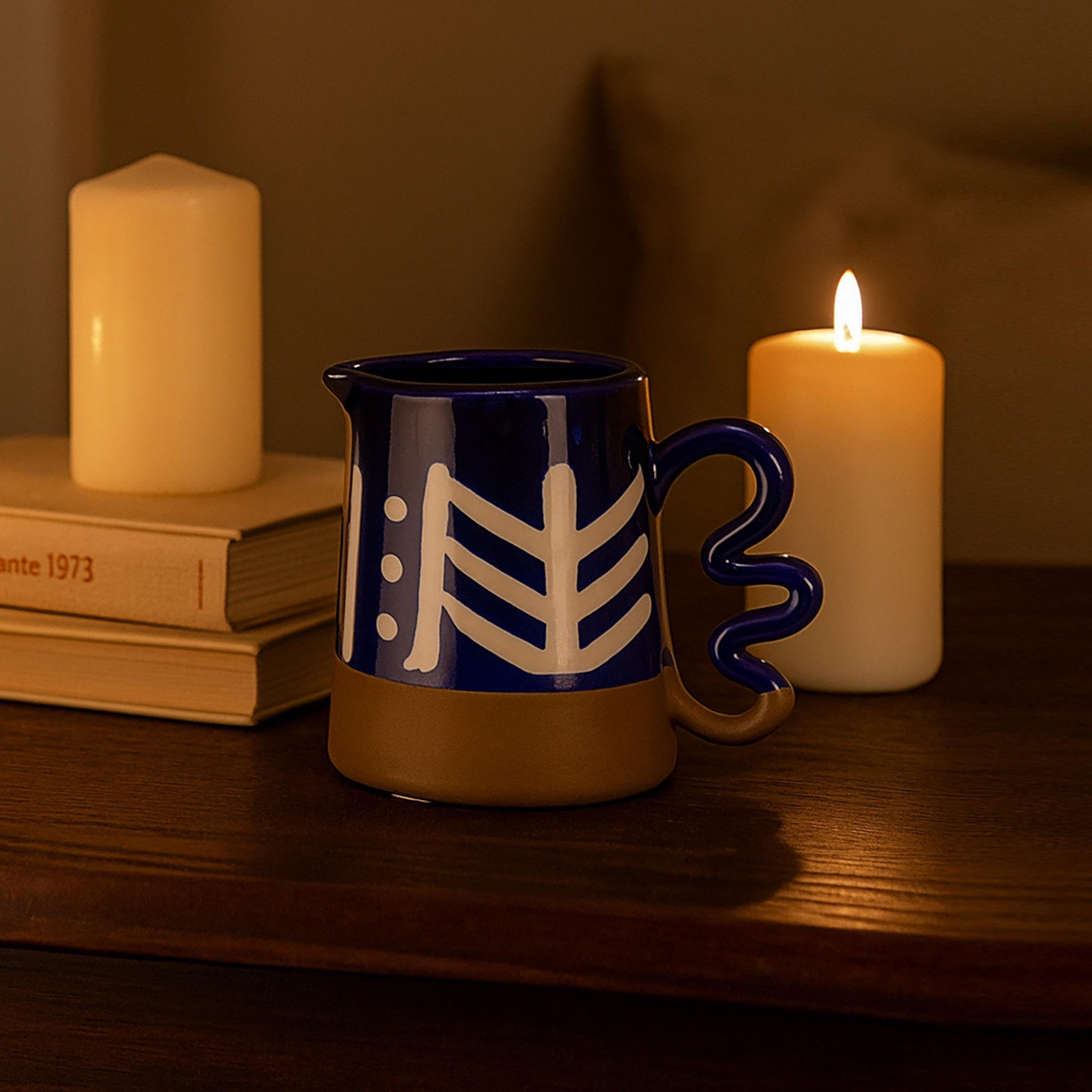 إبريق ديكور سيراميك بنقشة هندسية أزرق من ماريا هومز-household-decor-vasesandbowls-image-3
