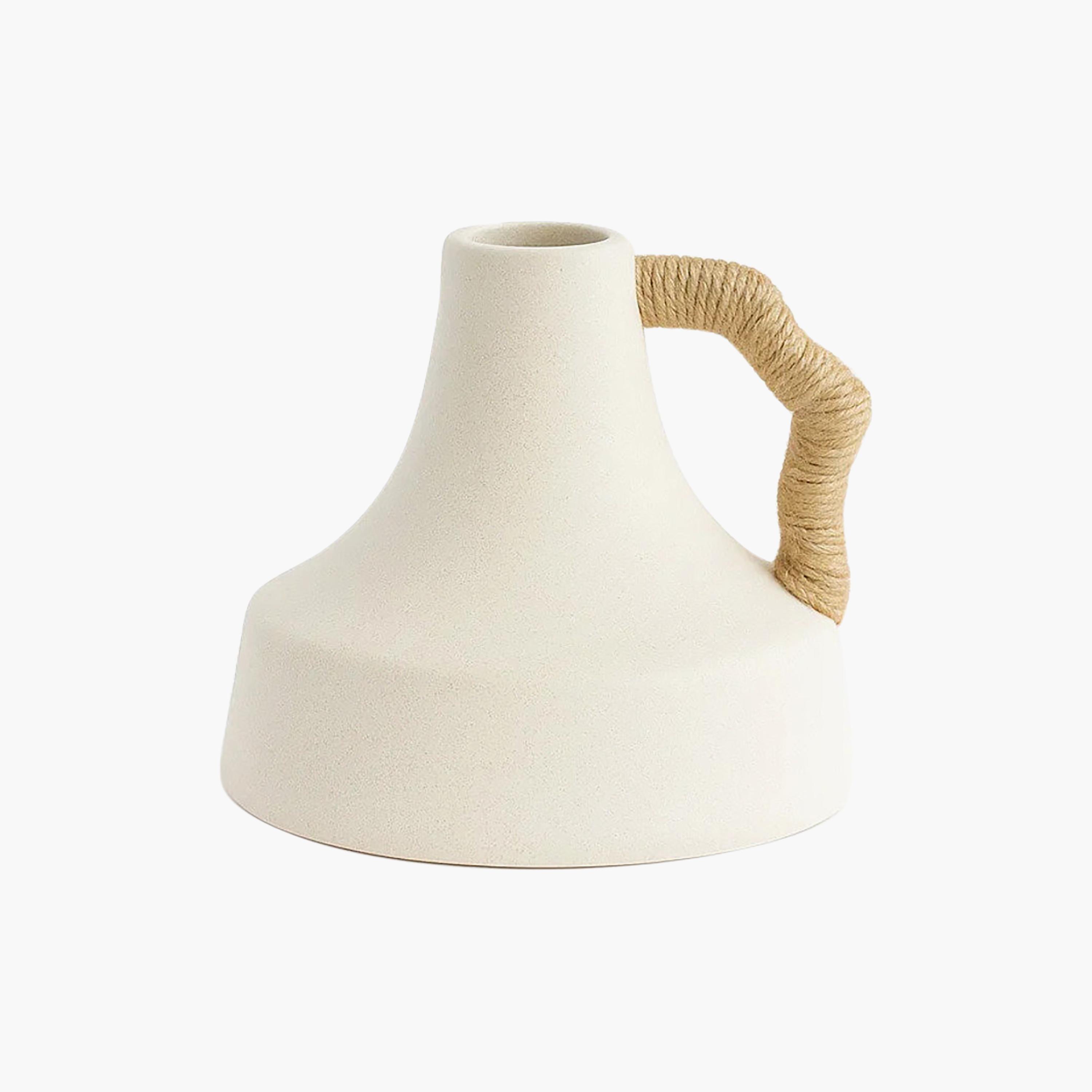 مزهرية سيراميك بيضاء بمقبض حبل من ماريا هومز-household-decor-vasesandbowls-image-4