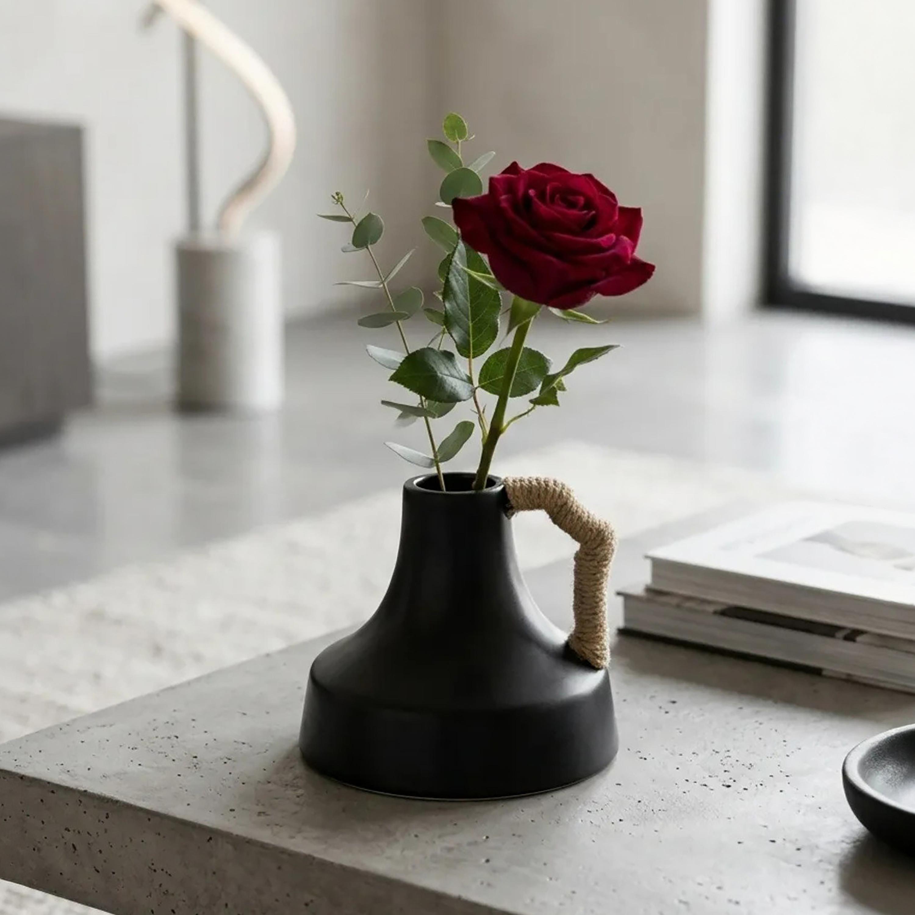 مزهرية سوداء بمقبض ملفوف بالحبل من البوليريزين من ماريا هومز-household-decor-vasesandbowls-image-1