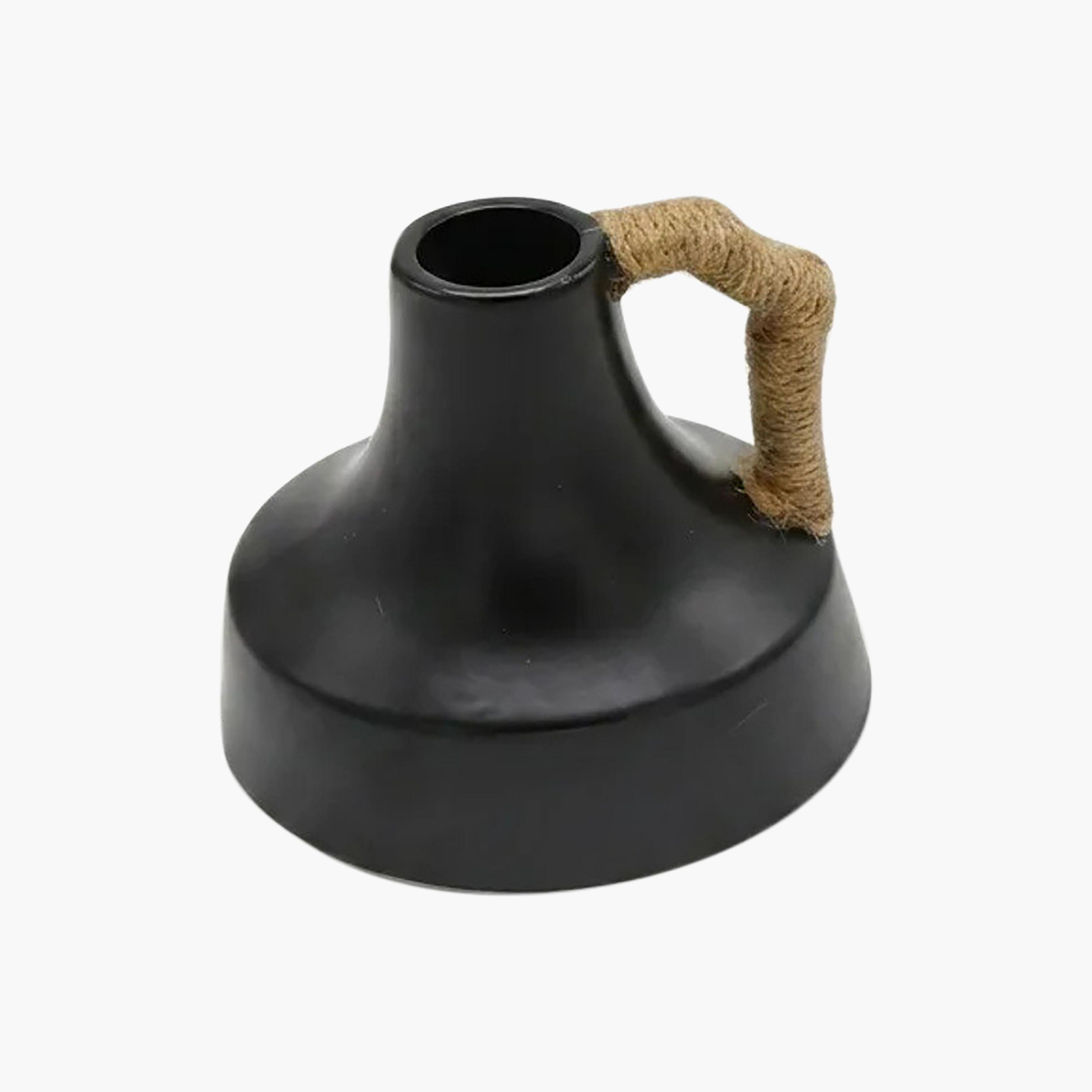 مزهرية سوداء بمقبض ملفوف بالحبل من البوليريزين من ماريا هومز-household-decor-vasesandbowls-image-5