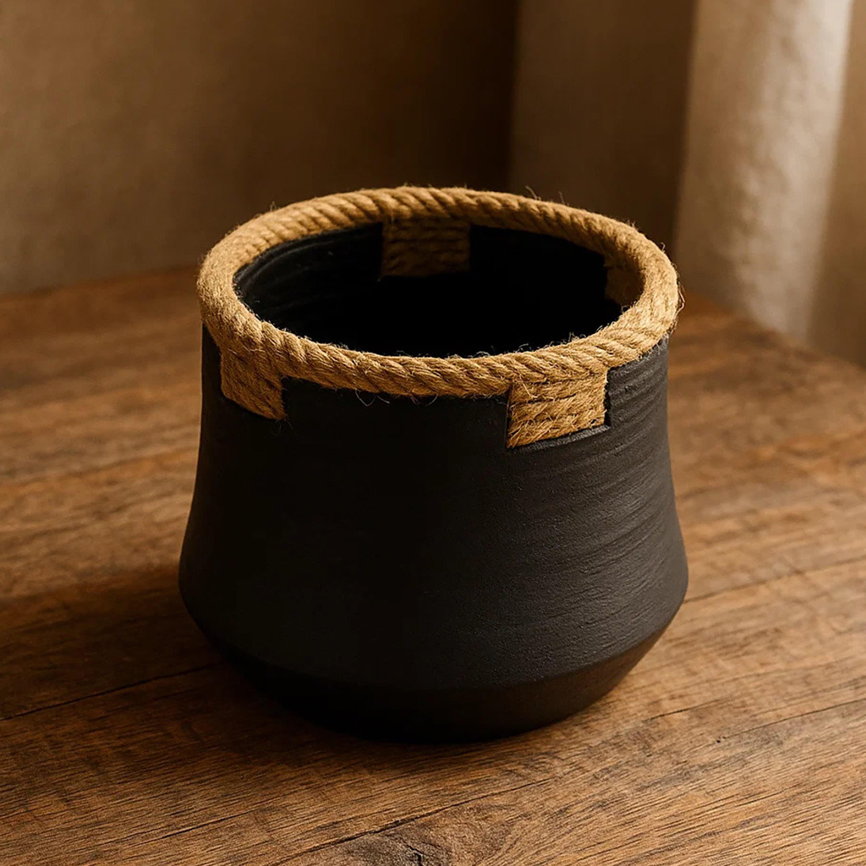 أصيص نباتات سيراميك أسود بتفاصيل حبال من ماريا هومز-household-gardenandoutdoor-potsandplanters-image-2