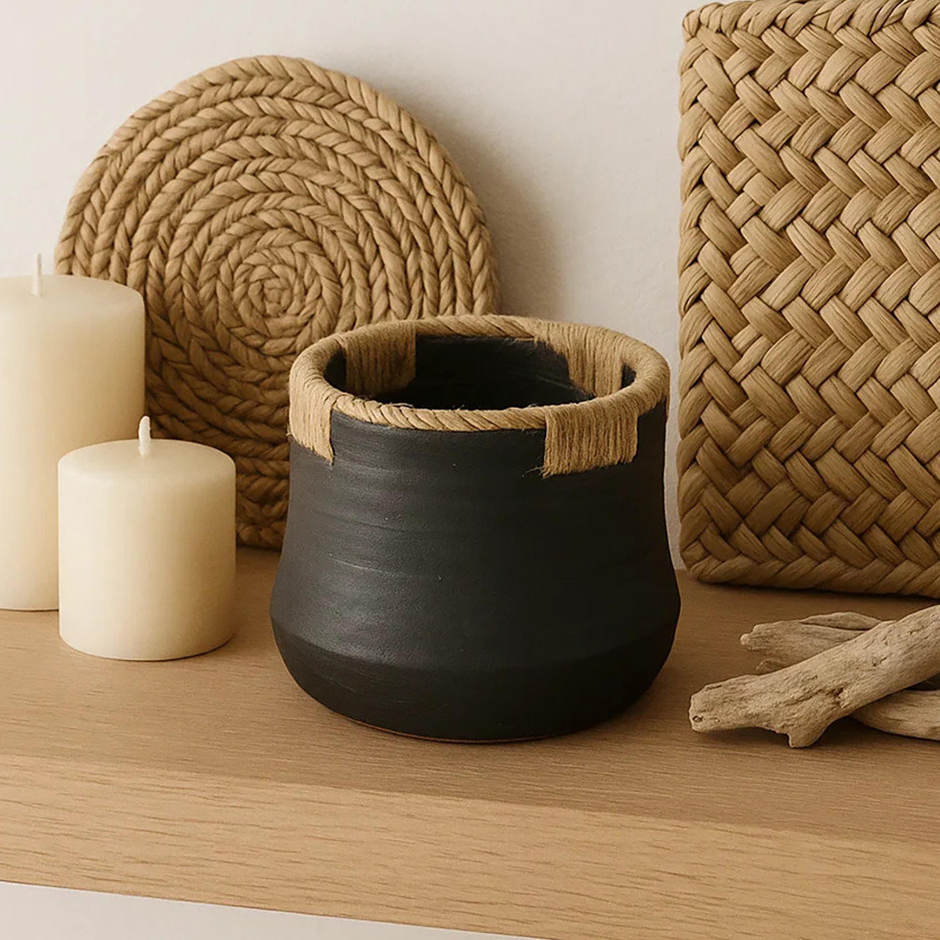 أصيص نباتات سيراميك أسود بتفاصيل حبال من ماريا هومز-household-gardenandoutdoor-potsandplanters-image-3