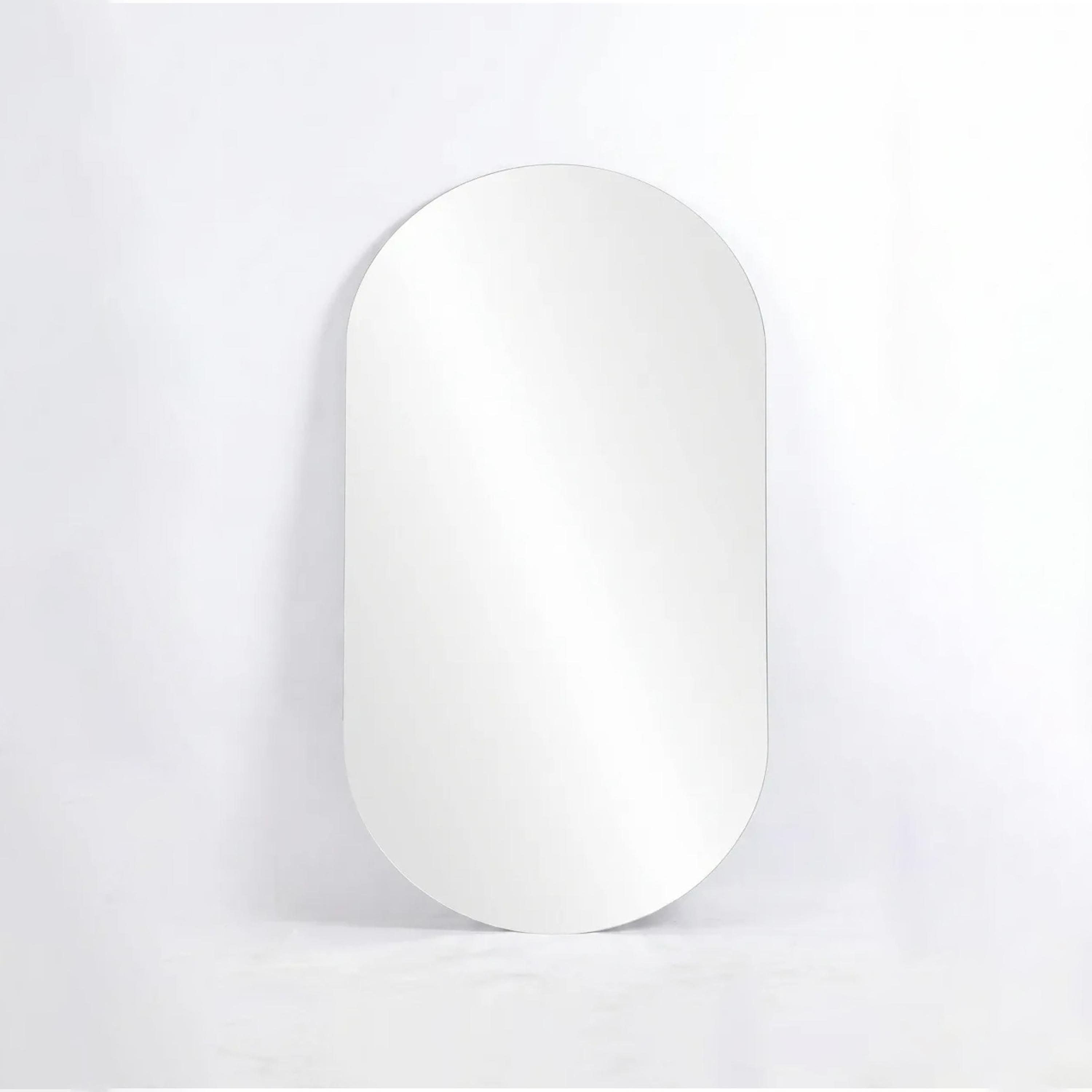 مرآة حائط زجاجية بيضاء بشكل كبسولة من ماريا هومز-household-walldecorandmirrors-mirrors-wallmirrors-image-3