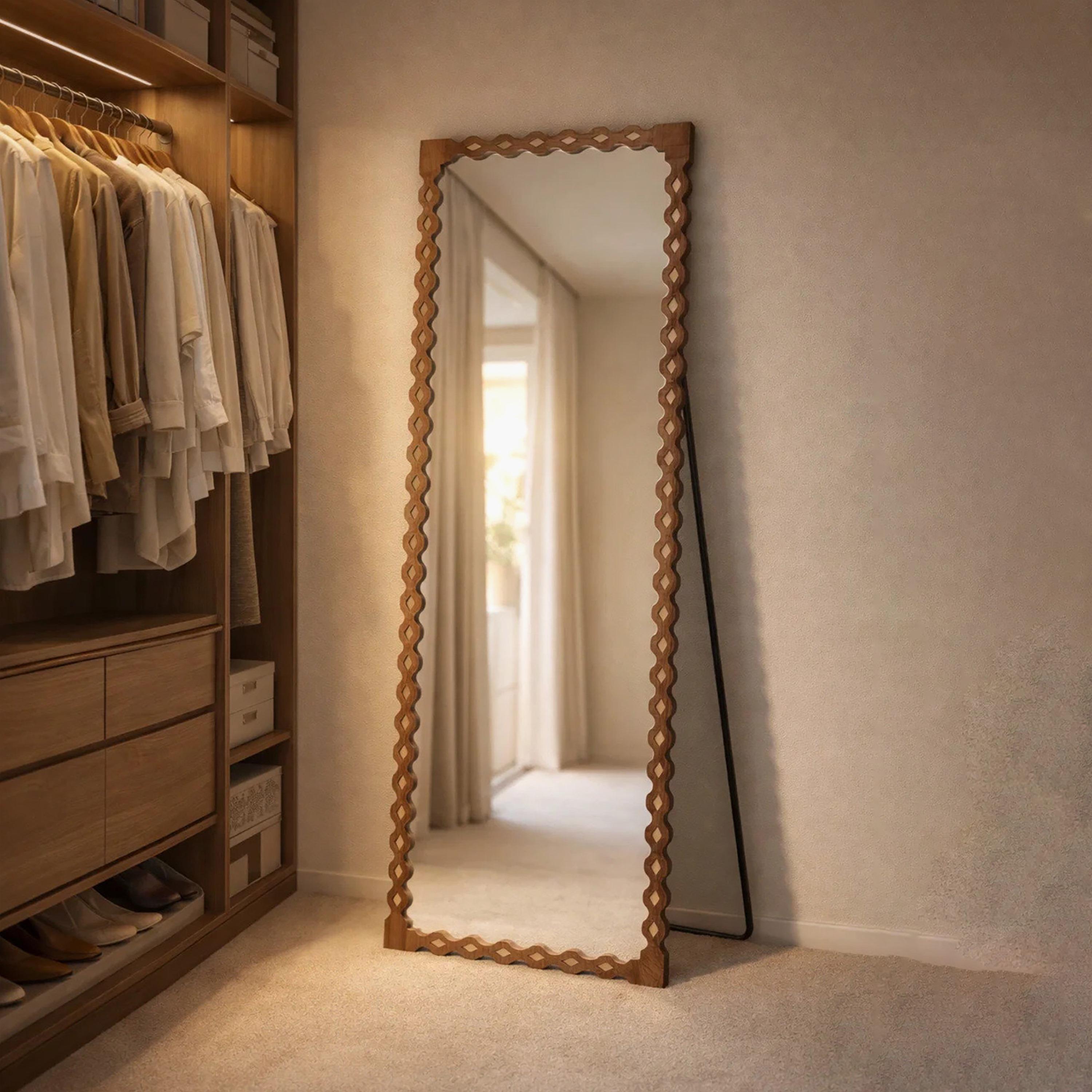 مرآة أرضية بإطار متموج من الزجاج البني من ماريا هومز-household-walldecorandmirrors-mirrors-wallmirrors-image-2