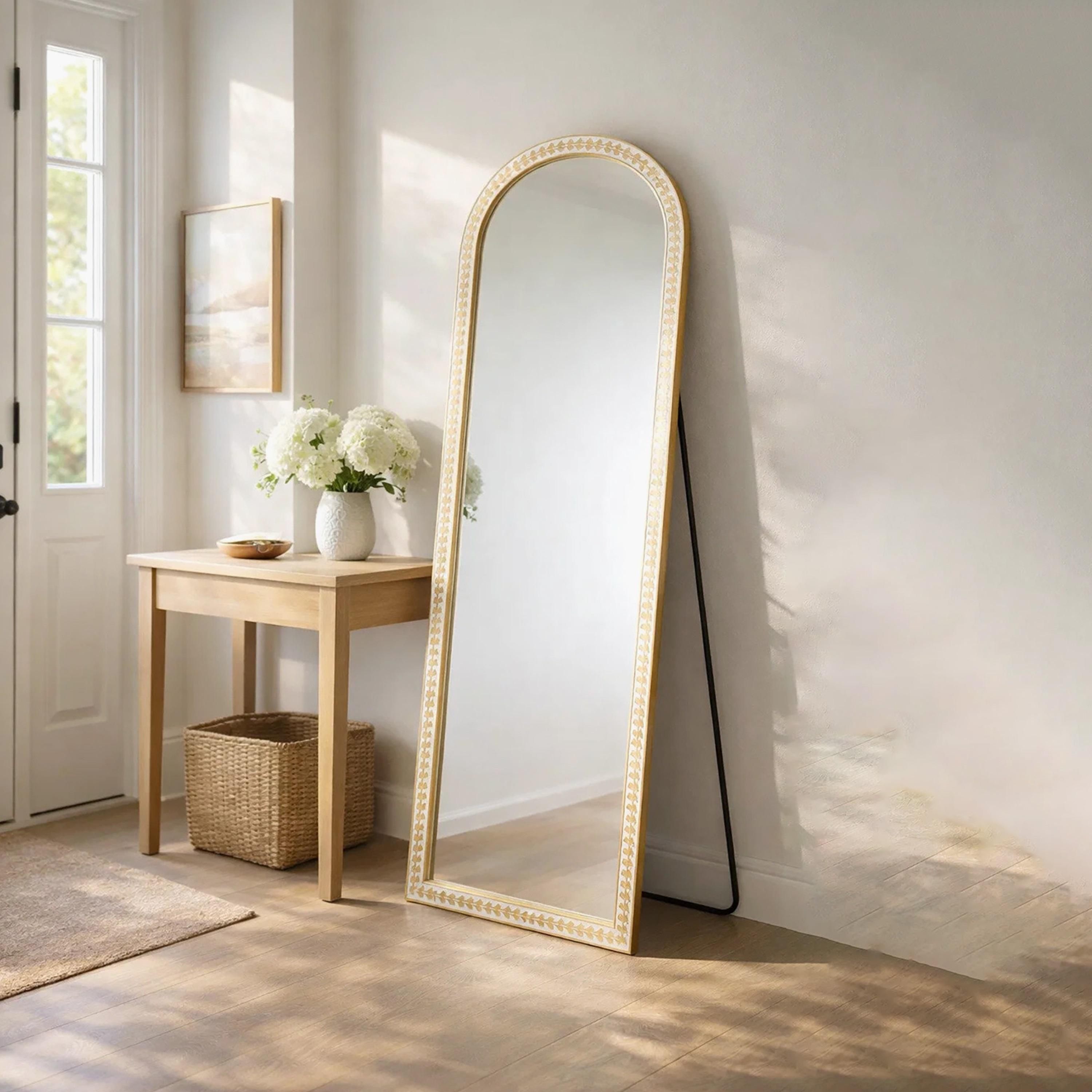 مرآة أرضية بإطار مقوس من الزجاج البني من ماريا هومز-household-walldecorandmirrors-mirrors-wallmirrors-image-2