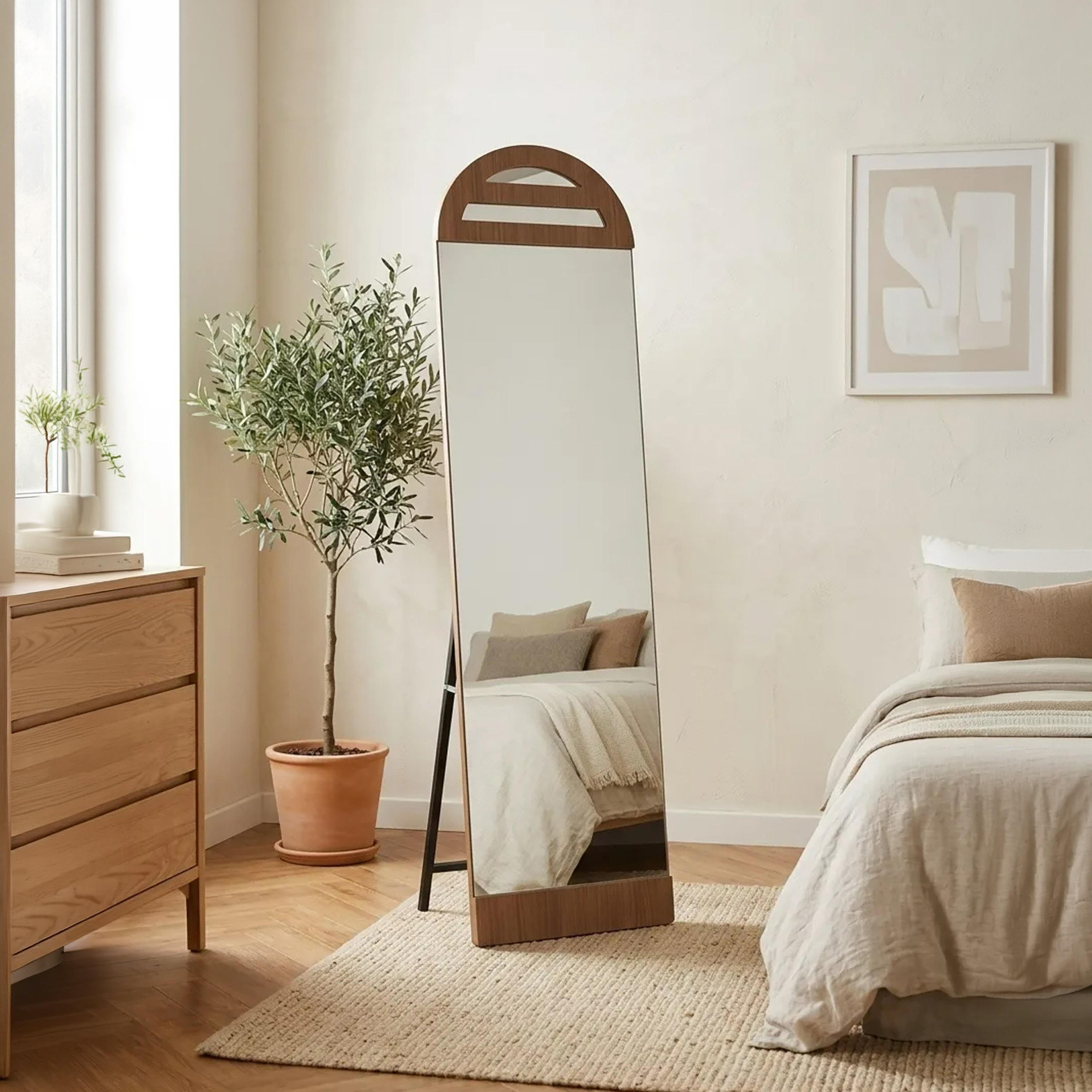 مرآة أرضية زجاجية بتصميم مقوس من ماريا هومز-household-walldecorandmirrors-mirrors-wallmirrors-image-1