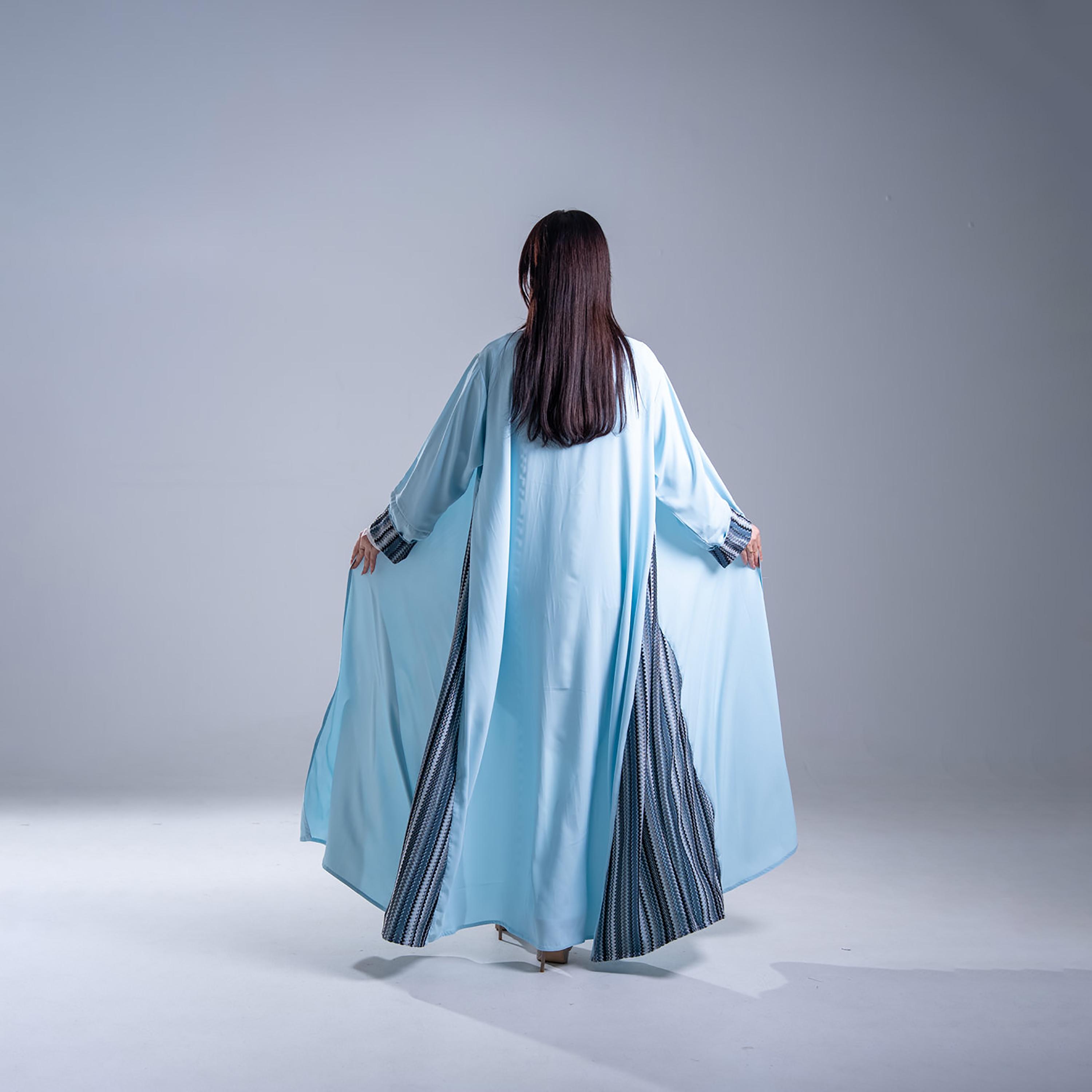 عباية كريب نسائية بقصة نصف كلوش واسعة مع ألواح بتصميم "شيفرون" من إليجانت حجاب-women-arabicclothing-abayas-image-4