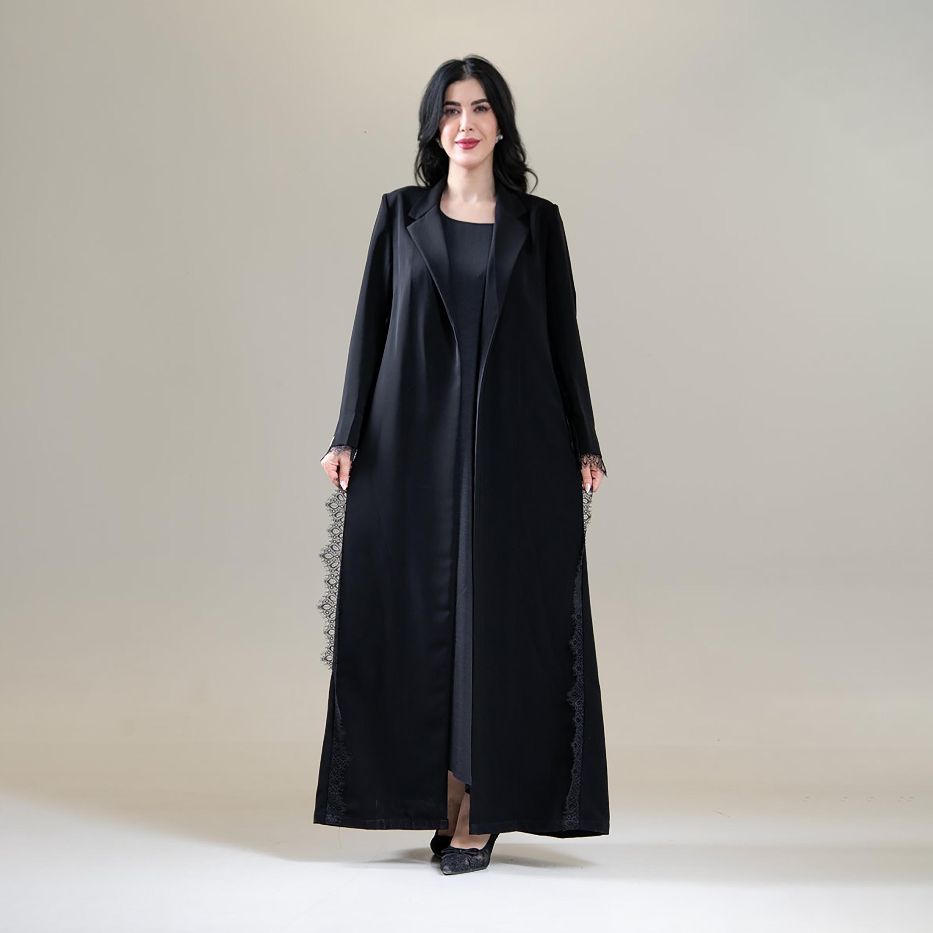 عباية حريمي كلوش دبل بتصميم معطف وياقة مطوية من كريب بتفاصيل أيلاش باللون الأسود من الجمال الراقي-women-arabicclothing-abayas-image-1