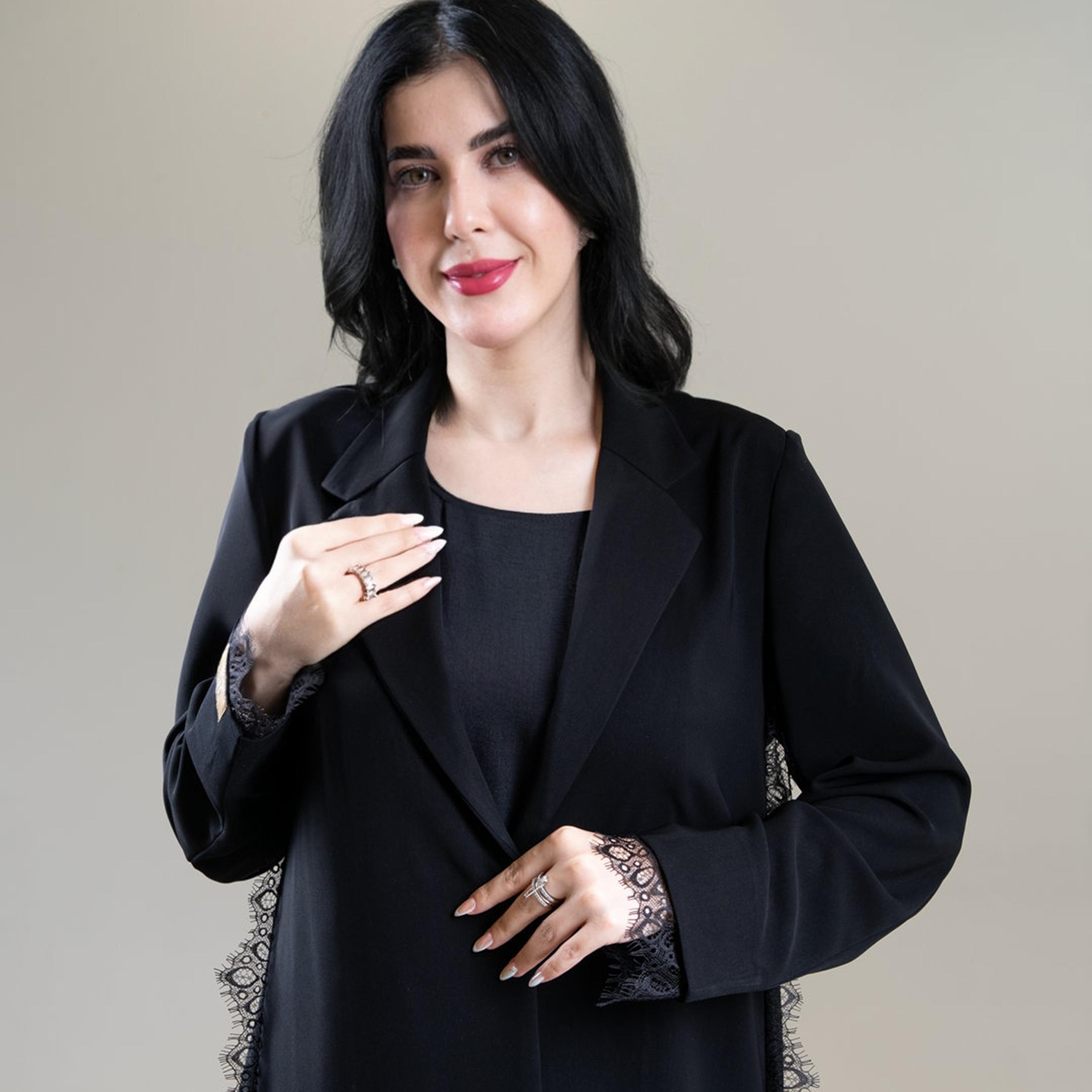 عباية حريمي كلوش دبل بتصميم معطف وياقة مطوية من كريب بتفاصيل أيلاش باللون الأسود من الجمال الراقي-women-arabicclothing-abayas-image-2