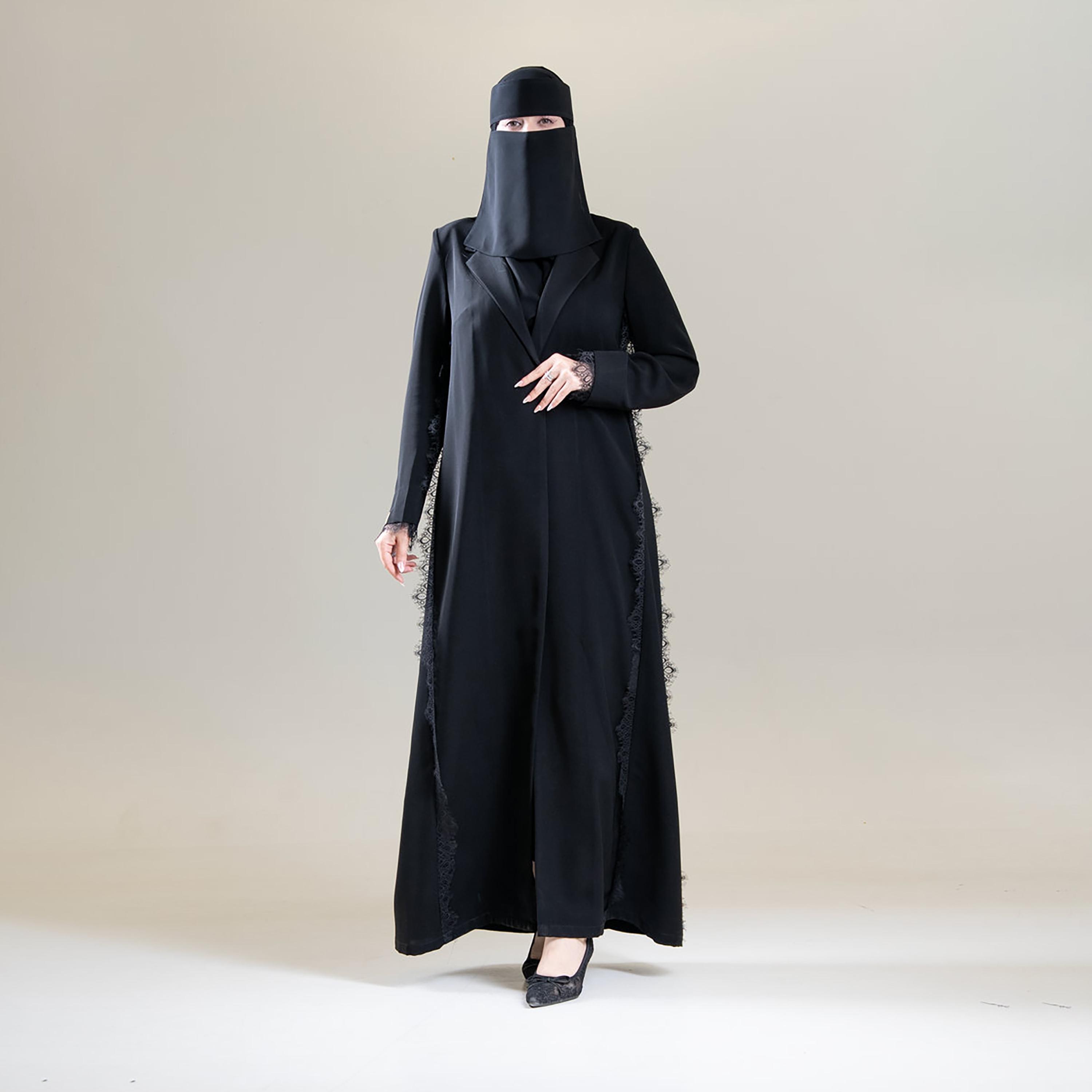 عباية حريمي كلوش دبل بتصميم معطف وياقة مطوية من كريب بتفاصيل أيلاش باللون الأسود من الجمال الراقي-women-arabicclothing-abayas-image-4