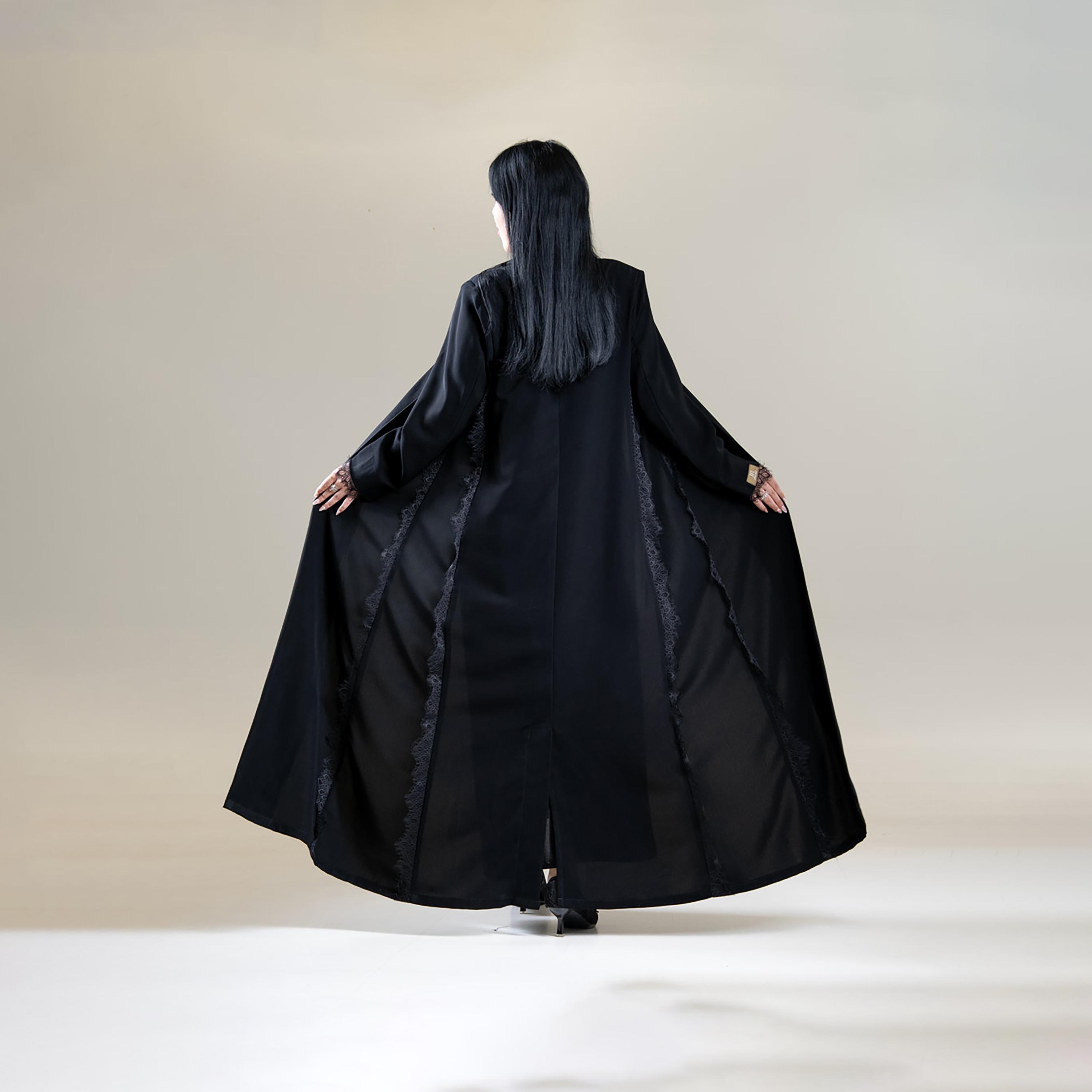 عباية حريمي كلوش دبل بتصميم معطف وياقة مطوية من كريب بتفاصيل أيلاش باللون الأسود من الجمال الراقي-women-arabicclothing-abayas-image-5