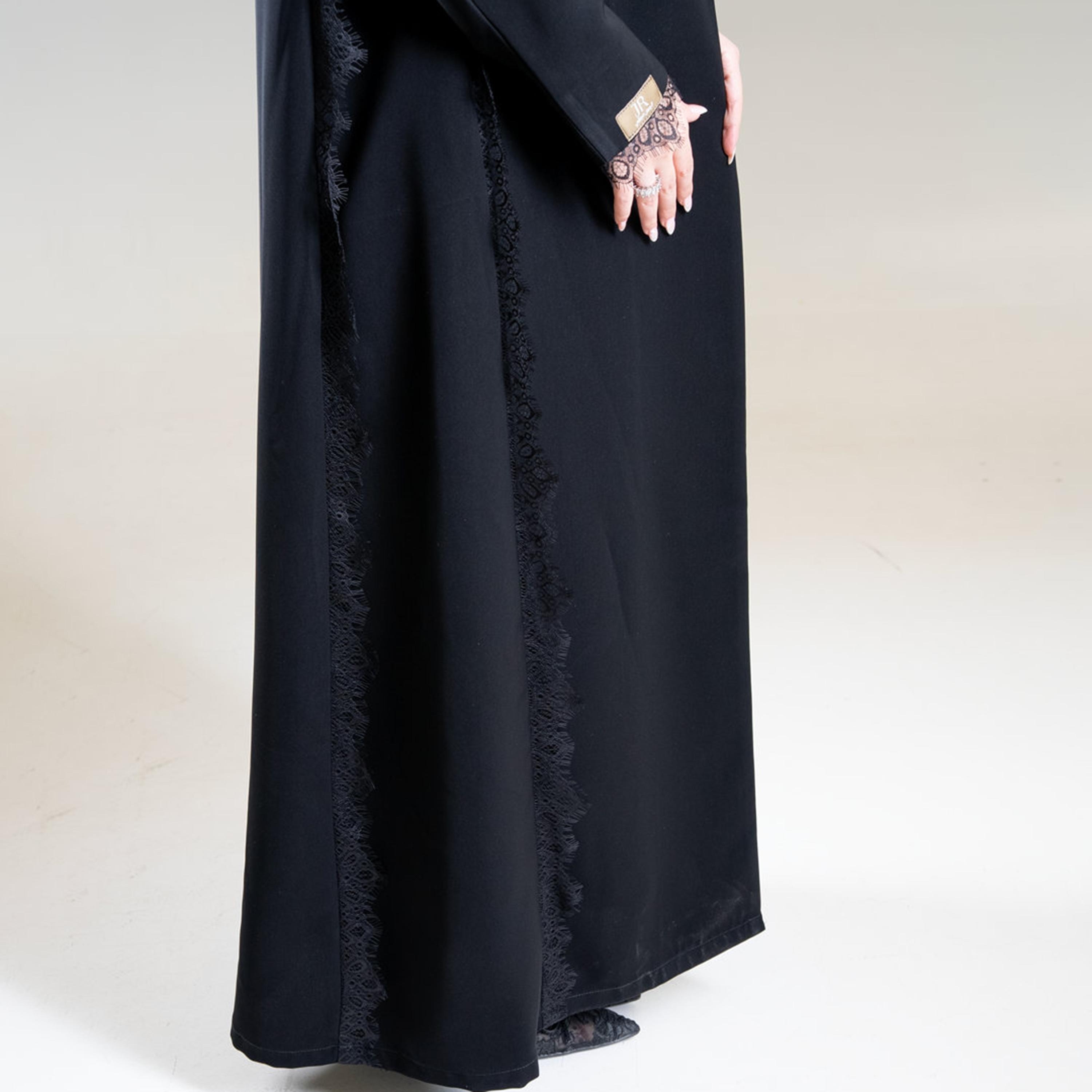 عباية حريمي كلوش دبل بتصميم معطف وياقة مطوية من كريب بتفاصيل أيلاش باللون الأسود من الجمال الراقي-women-arabicclothing-abayas-image-6