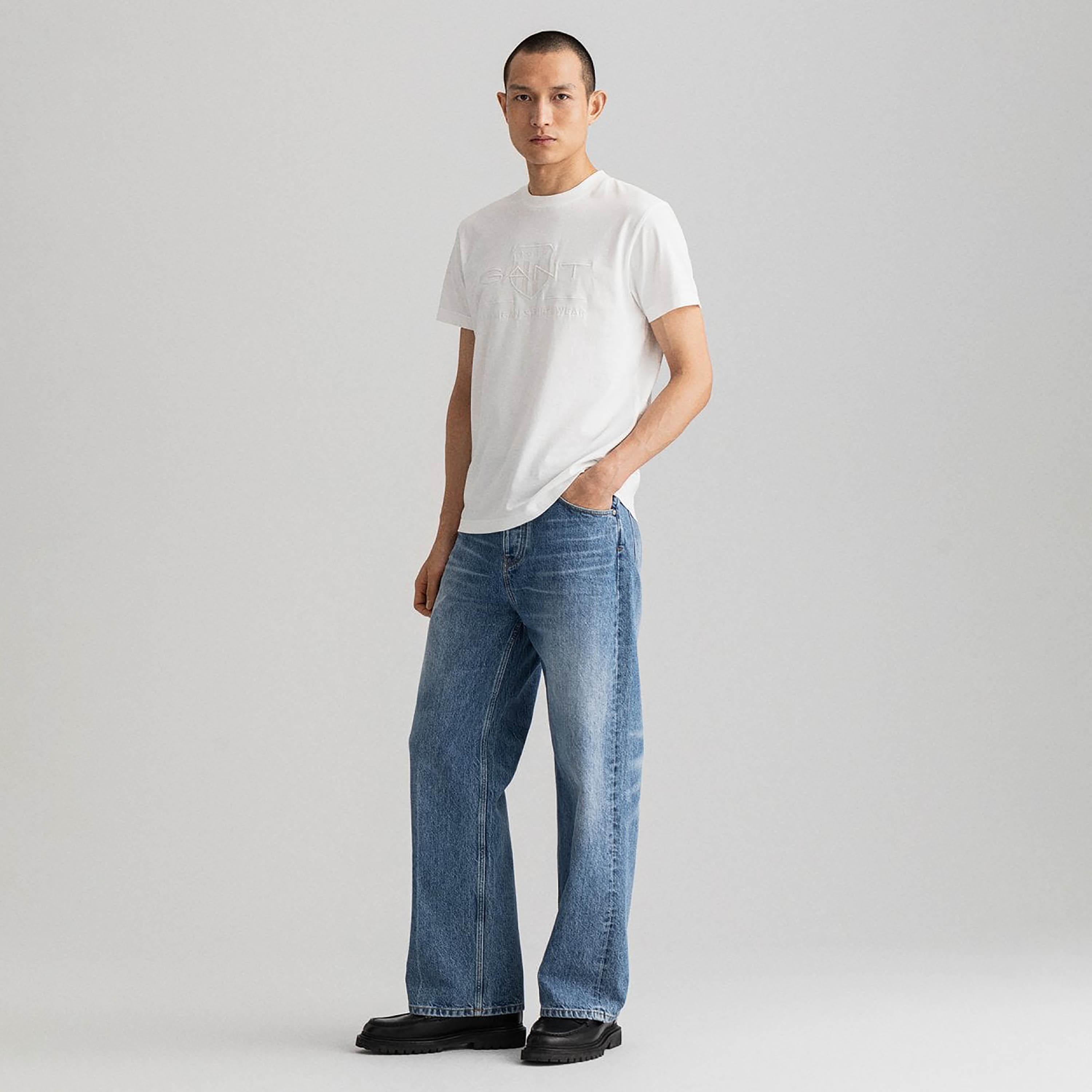 شعار جانت المطرز على الدرع، قميص رجالي بأكمام قصيرة برقبة دائرية-men-clothing-tshirtsandpolos-tshirts-image-2