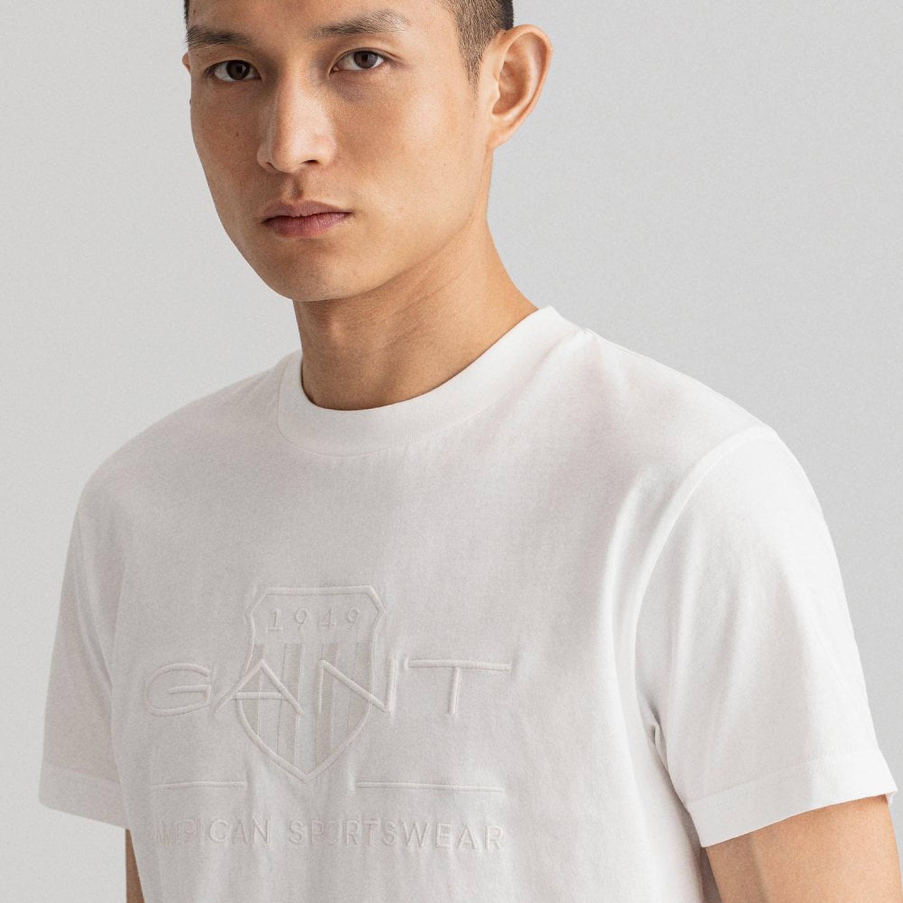 شعار جانت المطرز على الدرع، قميص رجالي بأكمام قصيرة برقبة دائرية-men-clothing-tshirtsandpolos-tshirts-image-3