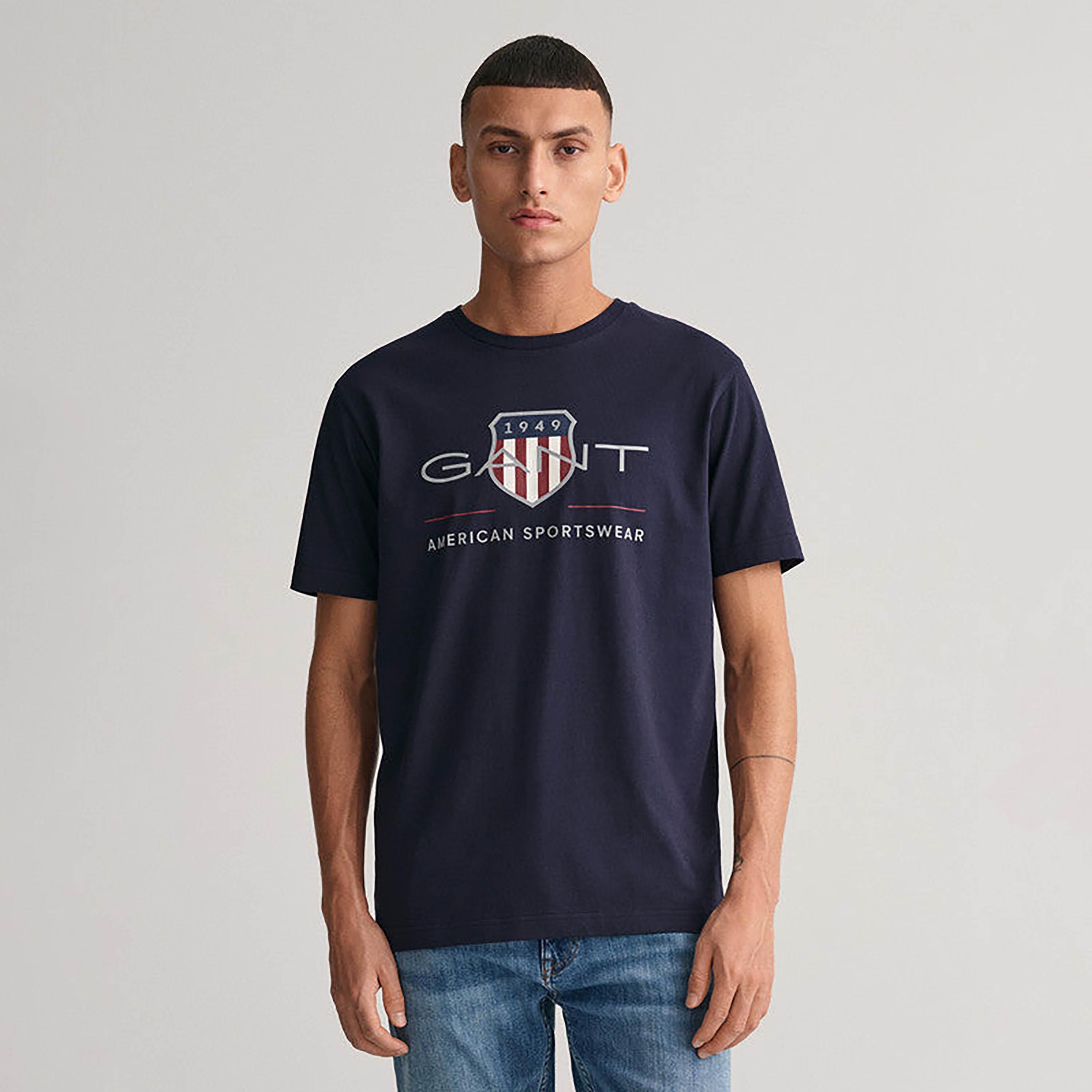 تي شيرت رجالي بأكمام قصيرة وياقة مستديرة وطبعة شعار Gant Shield-men-clothing-tshirtsandpolos-tshirts-image-1
