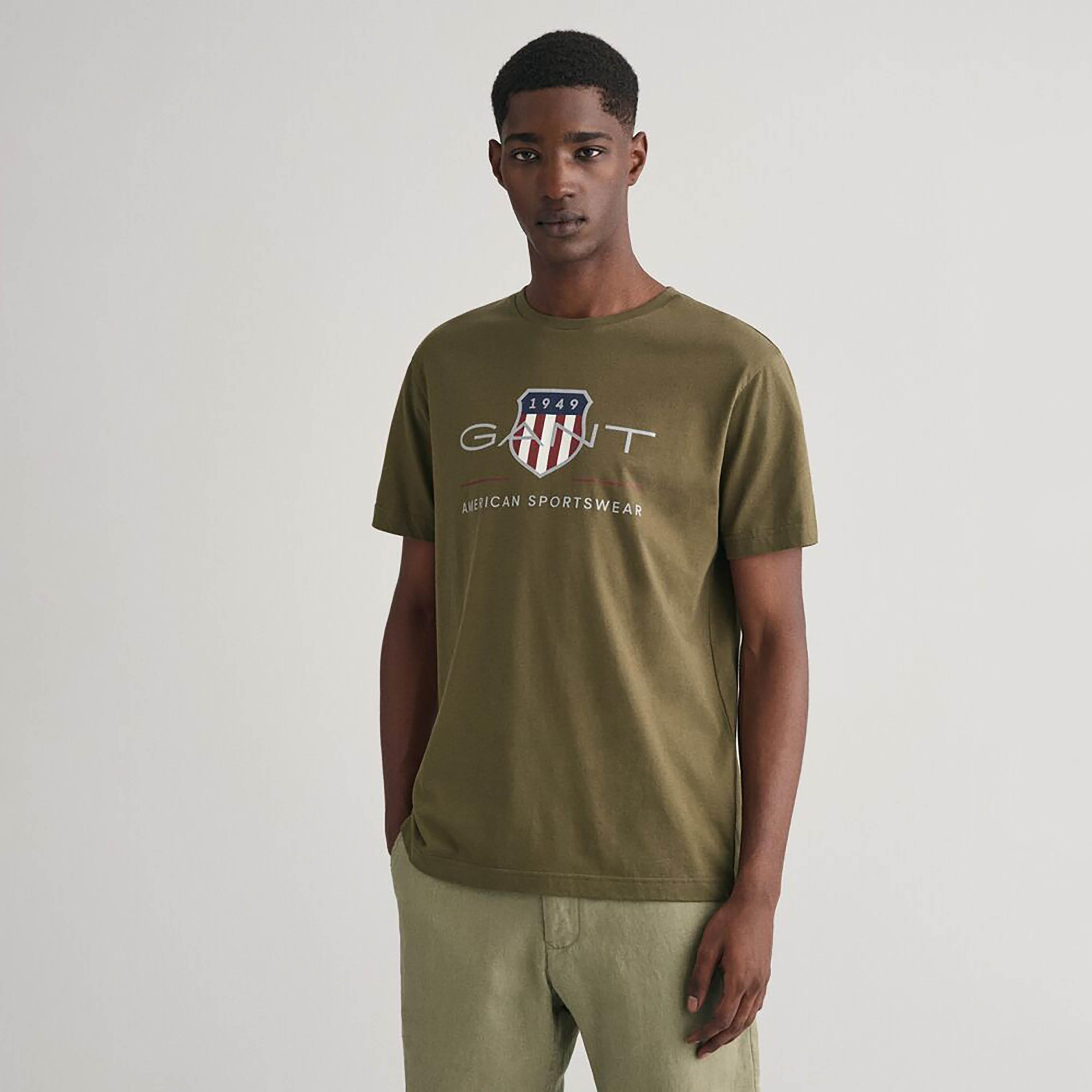 تي شيرت رجالي بأكمام قصيرة وياقة مستديرة وطبعة شعار Gant Shield-men-clothing-tshirtsandpolos-tshirts-image-5
