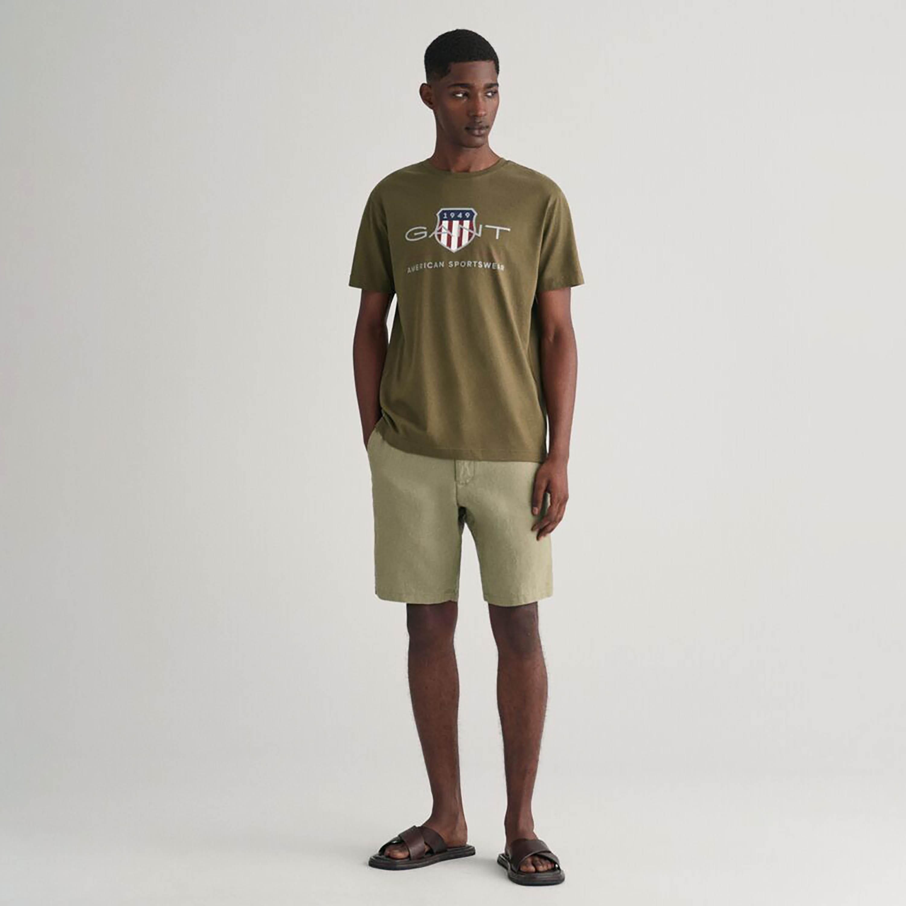 تي شيرت رجالي بأكمام قصيرة وياقة مستديرة وطبعة شعار Gant Shield-men-clothing-tshirtsandpolos-tshirts-image-6