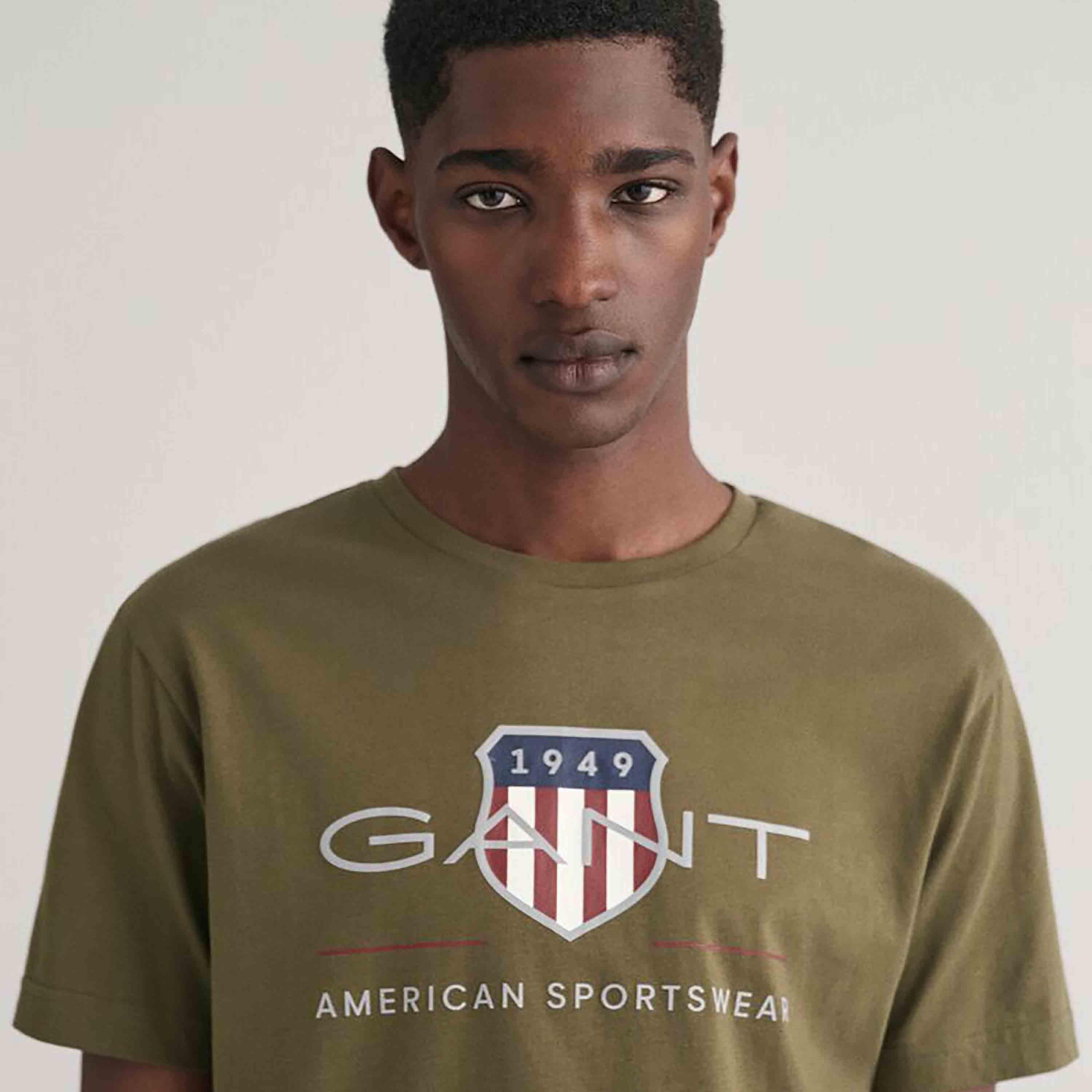 تي شيرت رجالي بأكمام قصيرة وياقة مستديرة وطبعة شعار Gant Shield-men-clothing-tshirtsandpolos-tshirts-image-7
