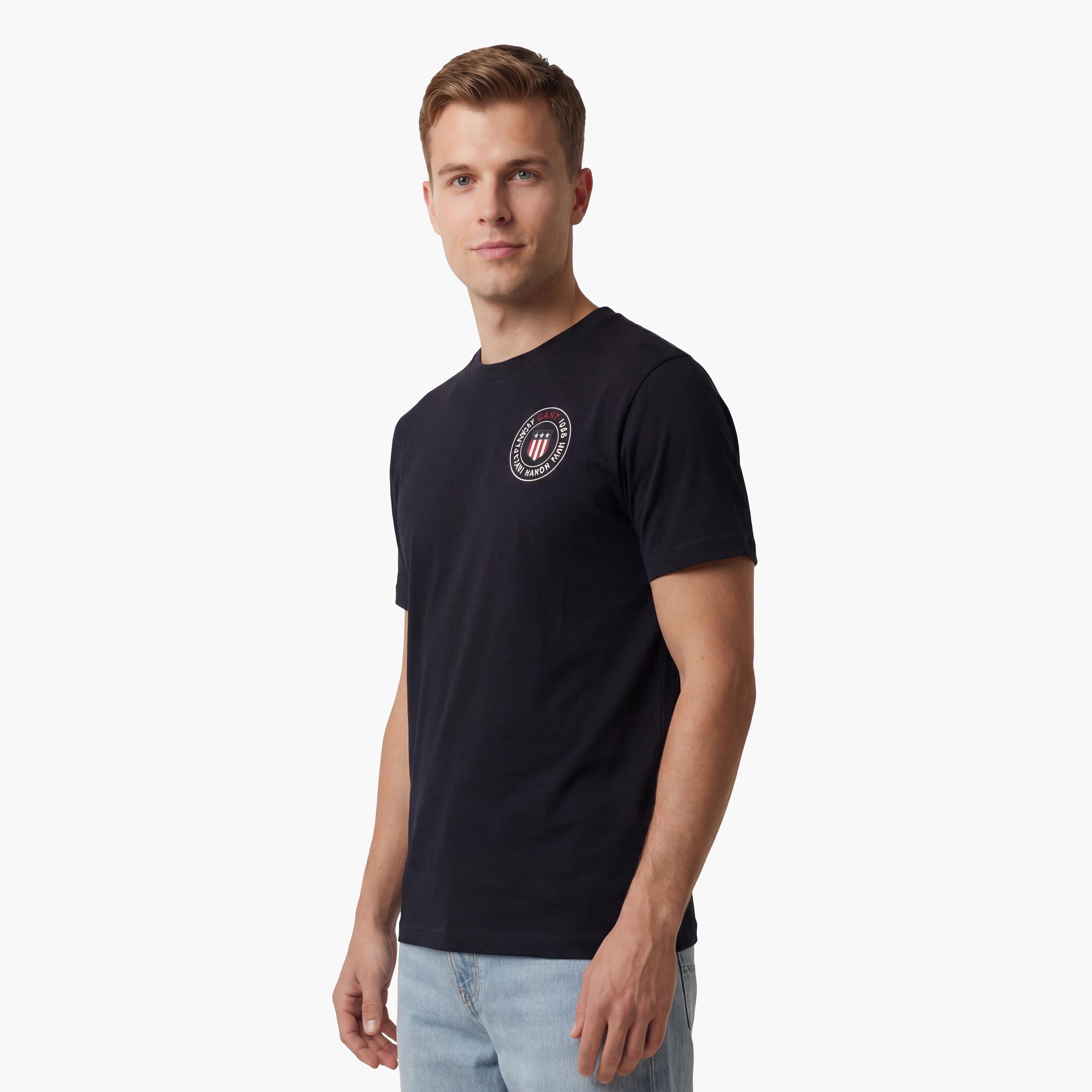 تيشيرت رجالي بياقة دائرية وأكمام قصيرة وطبعة جرافيك من جانت.-men-clothing-tshirtsandpolos-tshirts-image-9