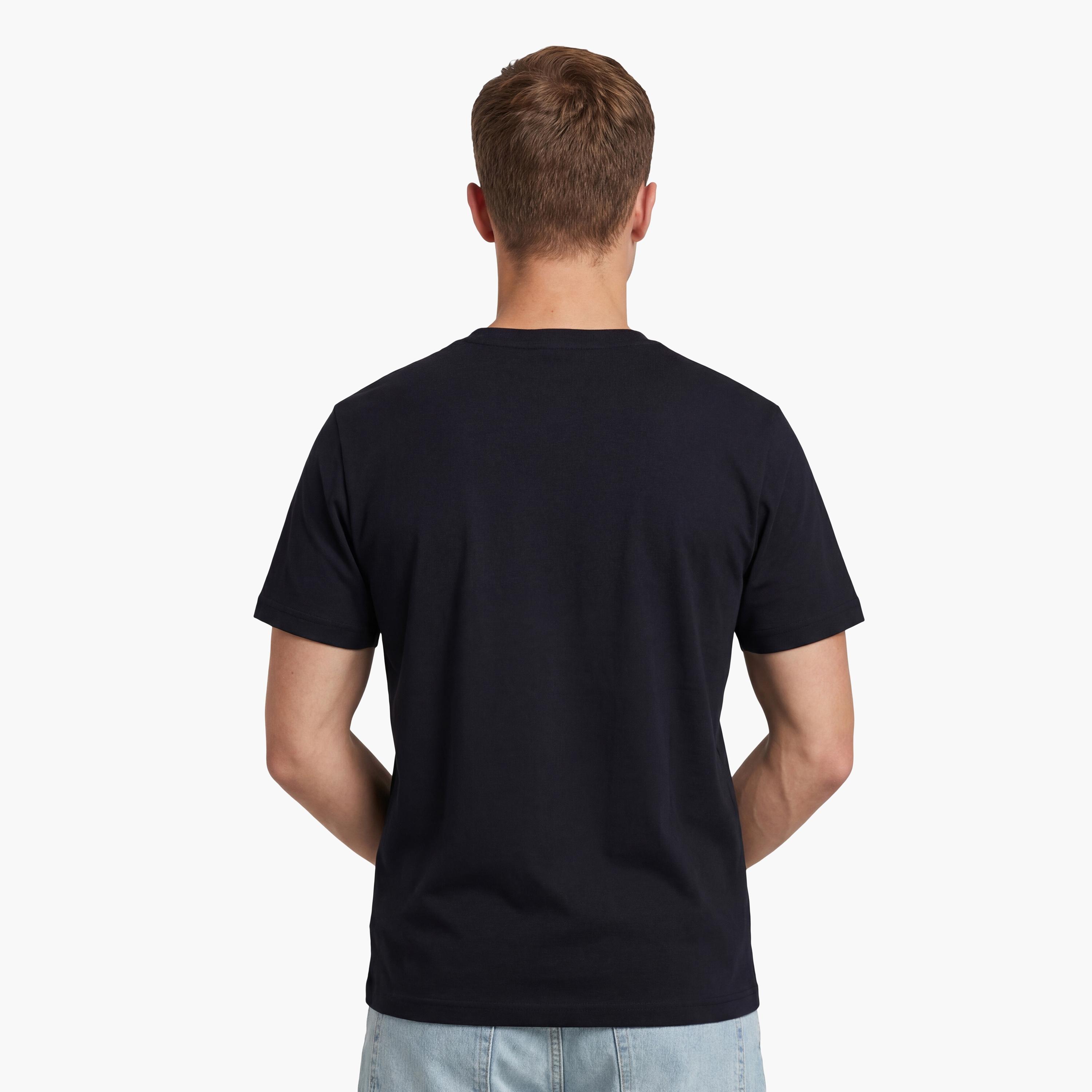 تيشيرت رجالي بياقة دائرية وأكمام قصيرة وطبعة جرافيك من جانت.-men-clothing-tshirtsandpolos-tshirts-image-10