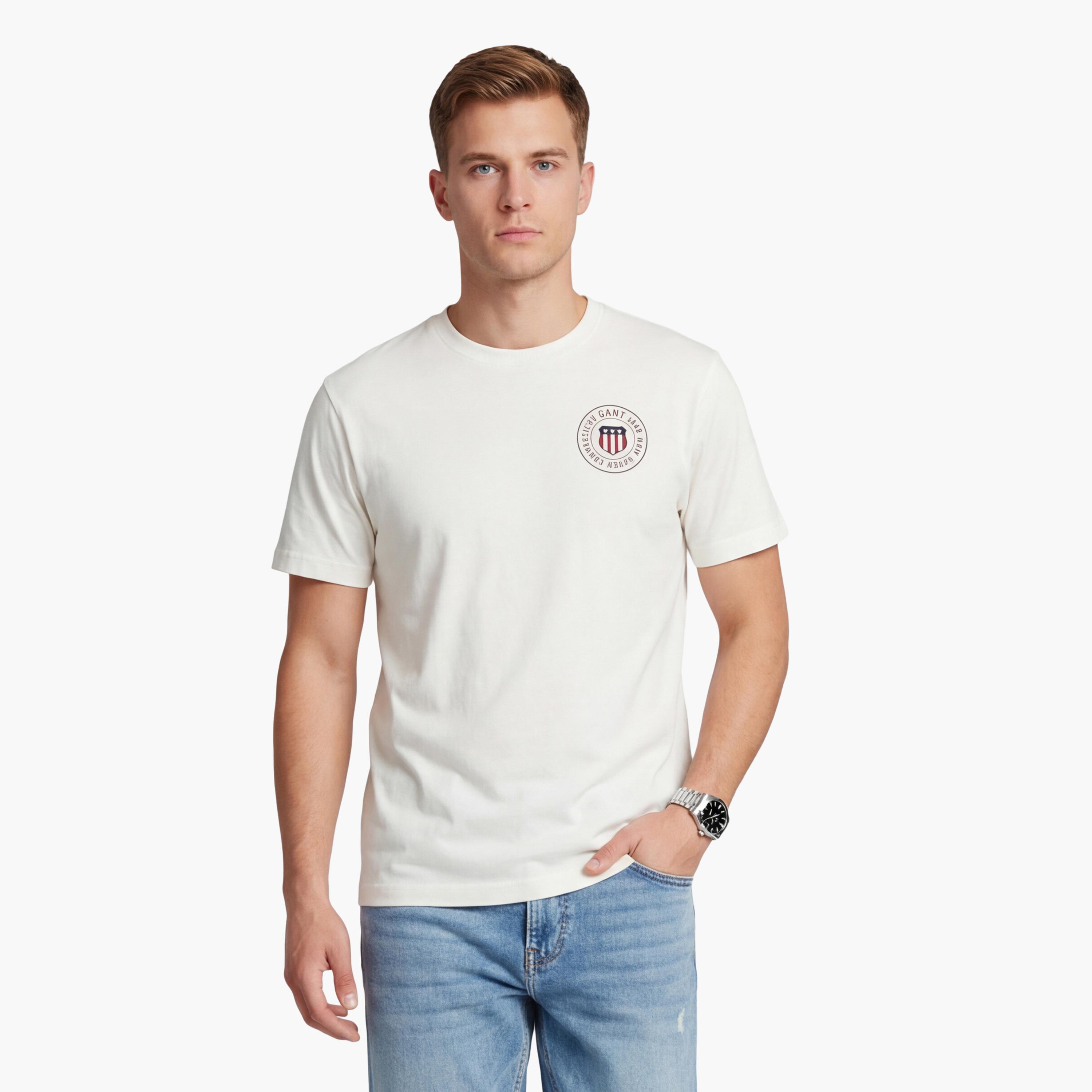 تيشيرت رجالي بياقة دائرية وأكمام قصيرة وطبعة جرافيك من جانت.-men-clothing-tshirtsandpolos-tshirts-image-1
