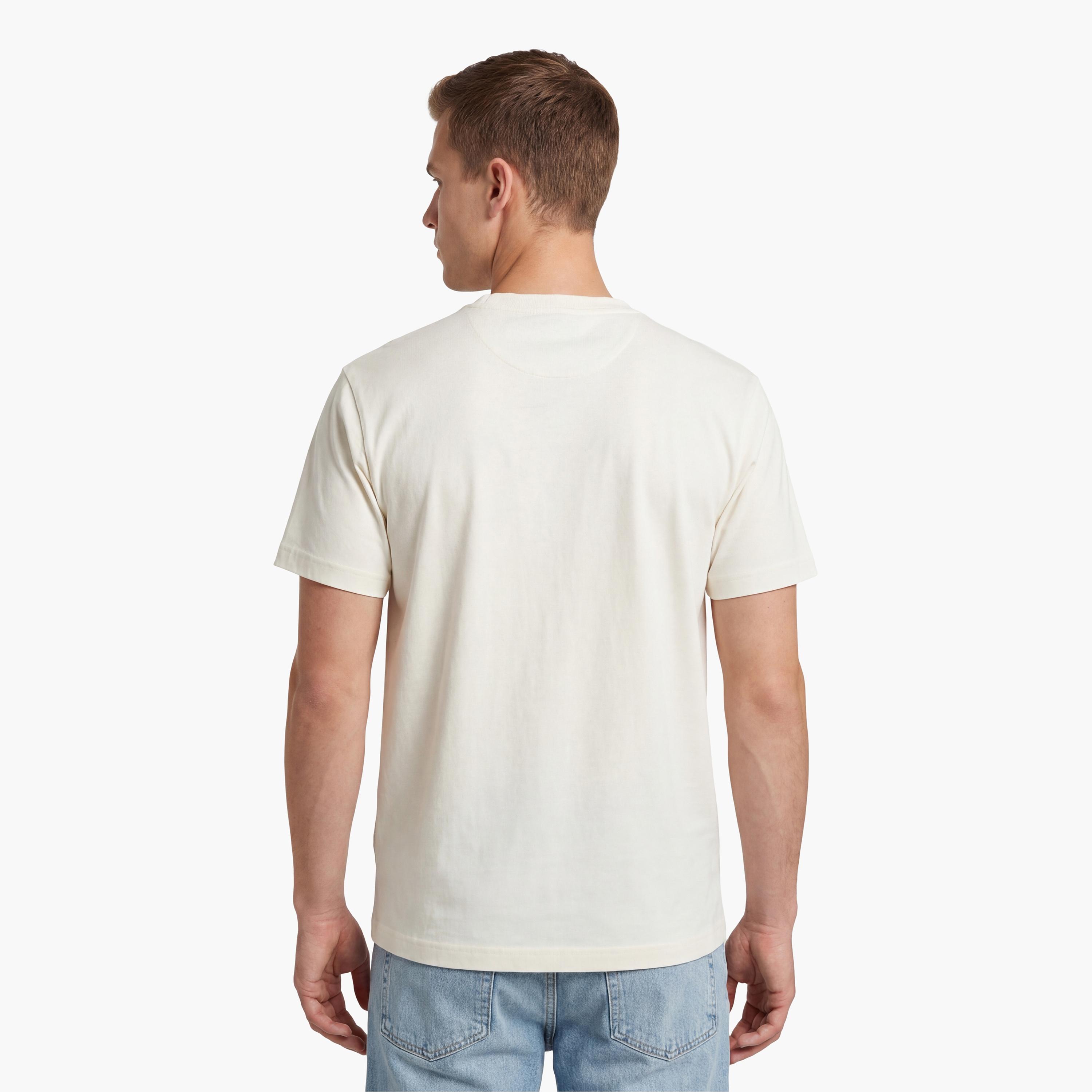 تيشيرت رجالي بياقة دائرية وأكمام قصيرة وطبعة جرافيك من جانت.-men-clothing-tshirtsandpolos-tshirts-image-4