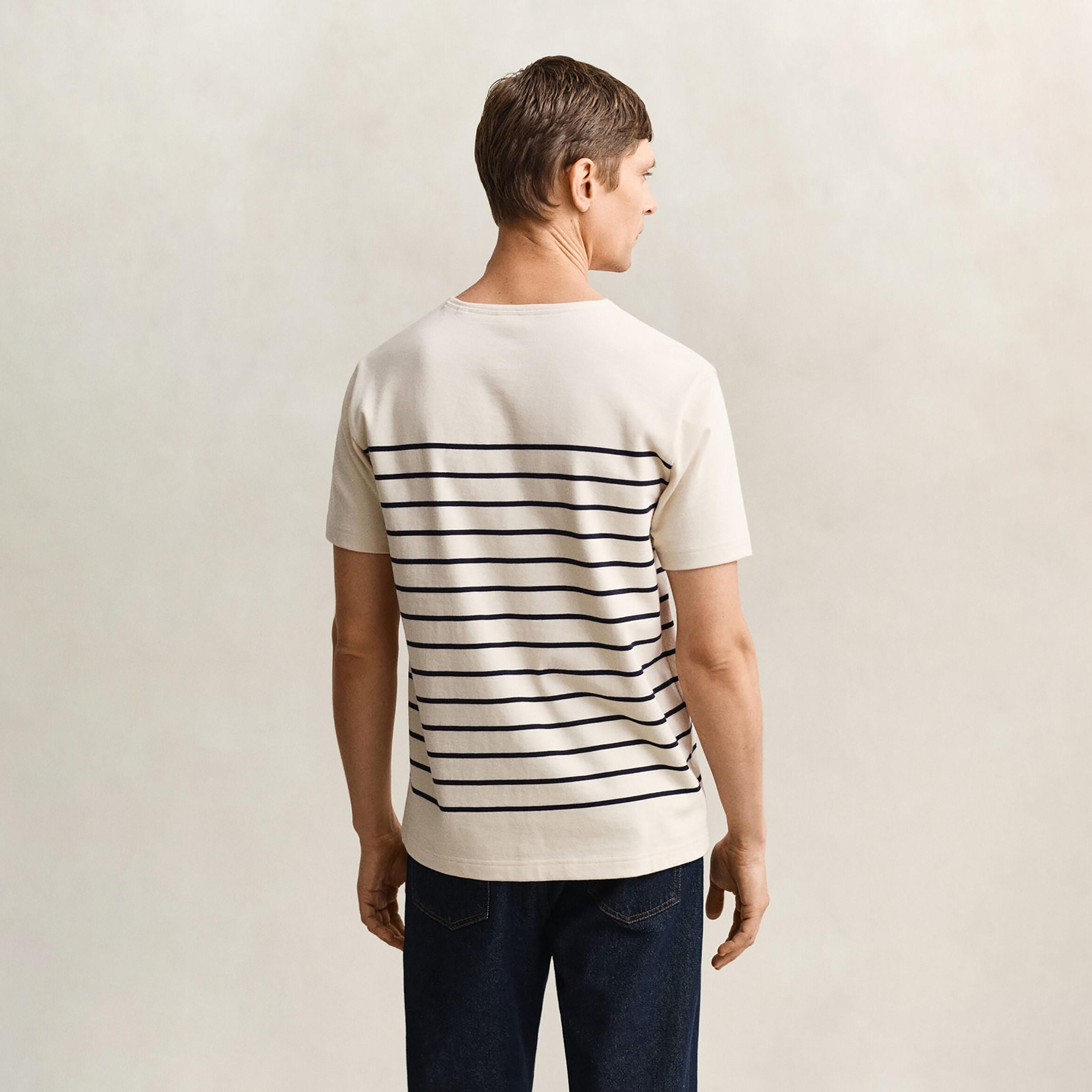 تيشيرت رجالي بياقة دائرية وأكمام قصيرة ومخطط من جانت.-men-clothing-tshirtsandpolos-tshirts-image-4