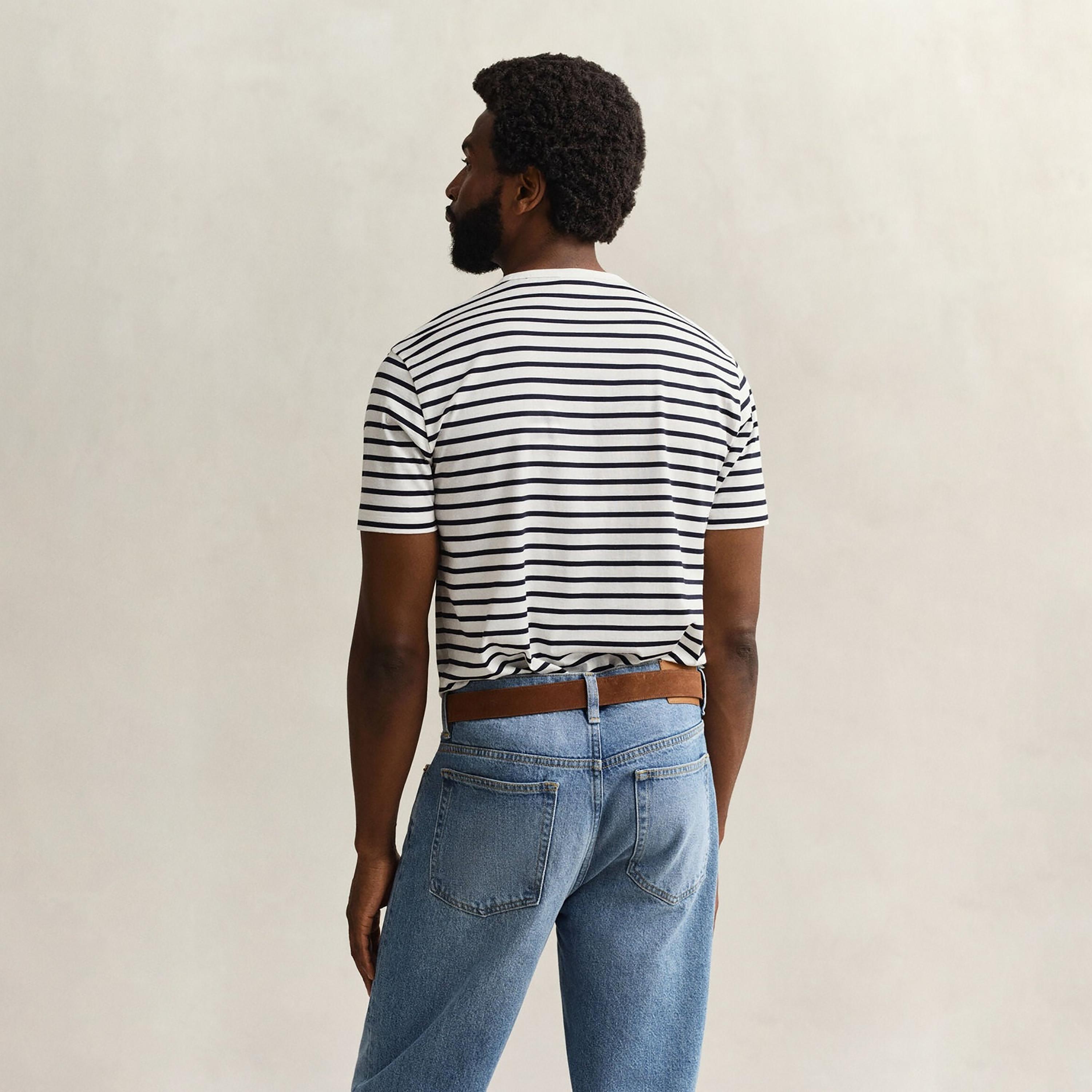 تيشيرت رجالي بياقة دائرية وأكمام قصيرة ومخطط من جانت.-men-clothing-tshirtsandpolos-tshirts-image-4