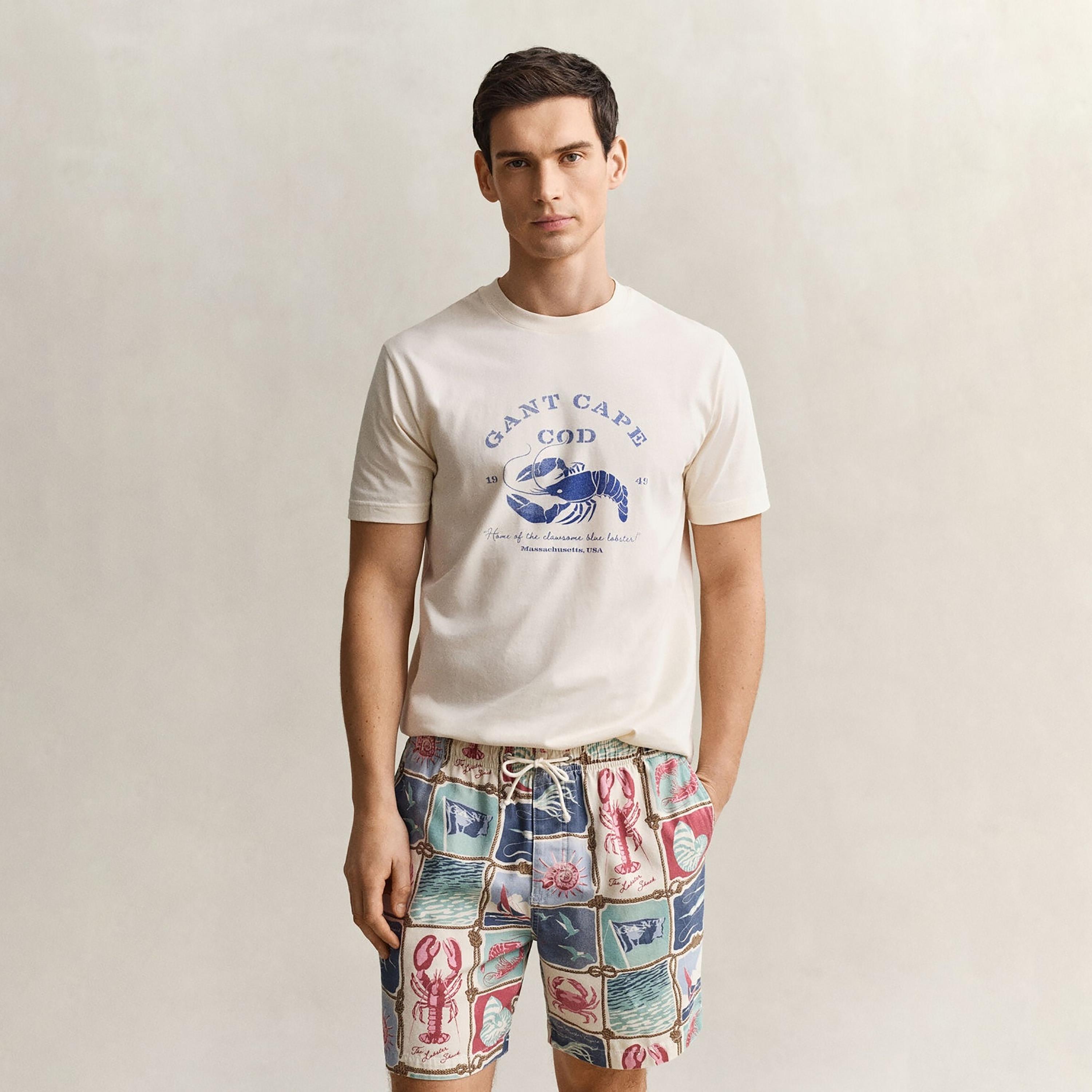 تيشرت رجالي بطبعة غرافيك بياقة مستديرة وأكمام قصيرة من غانت-men-clothing-tshirtsandpolos-tshirts-image-1