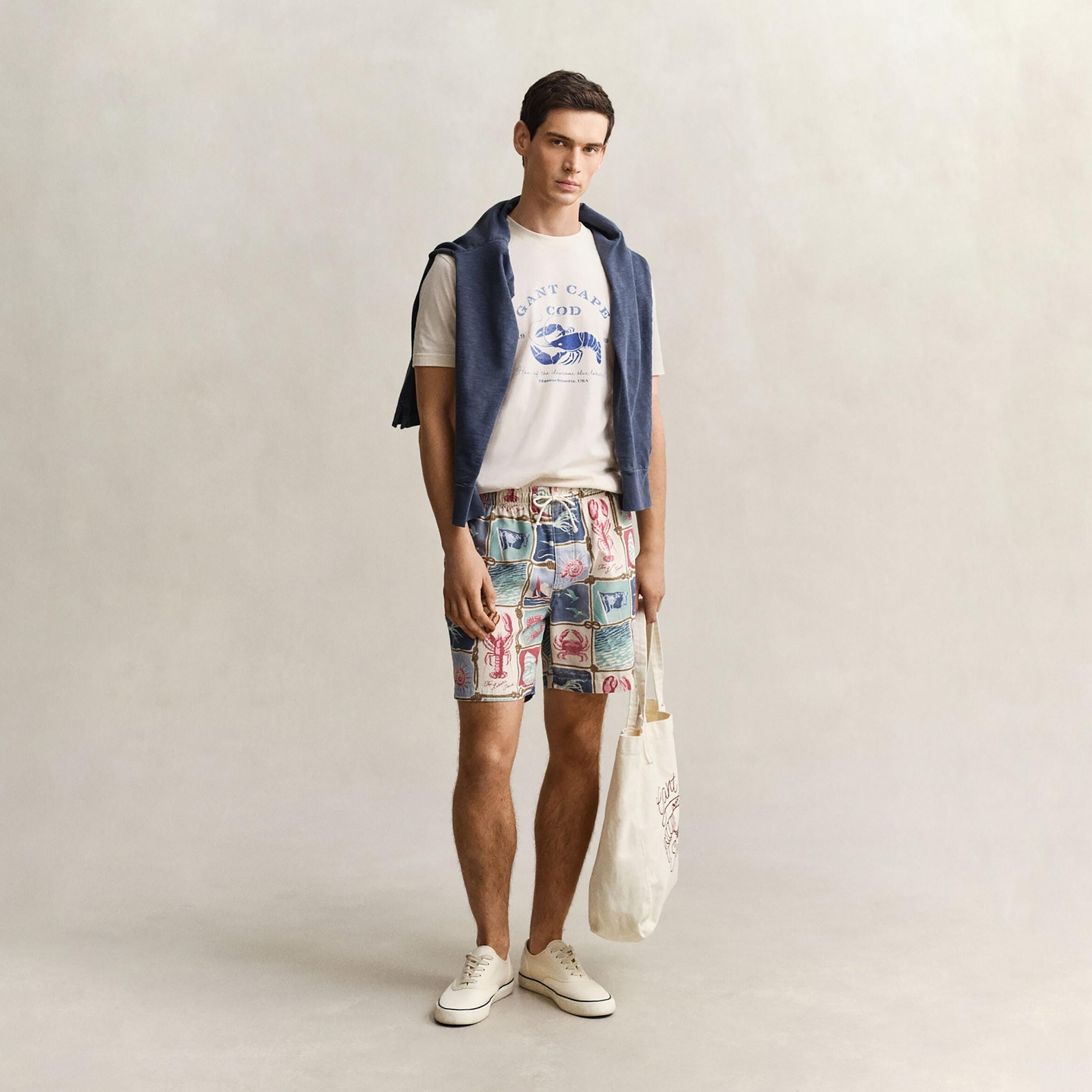 تيشرت رجالي بطبعة غرافيك بياقة مستديرة وأكمام قصيرة من غانت-men-clothing-tshirtsandpolos-tshirts-image-2