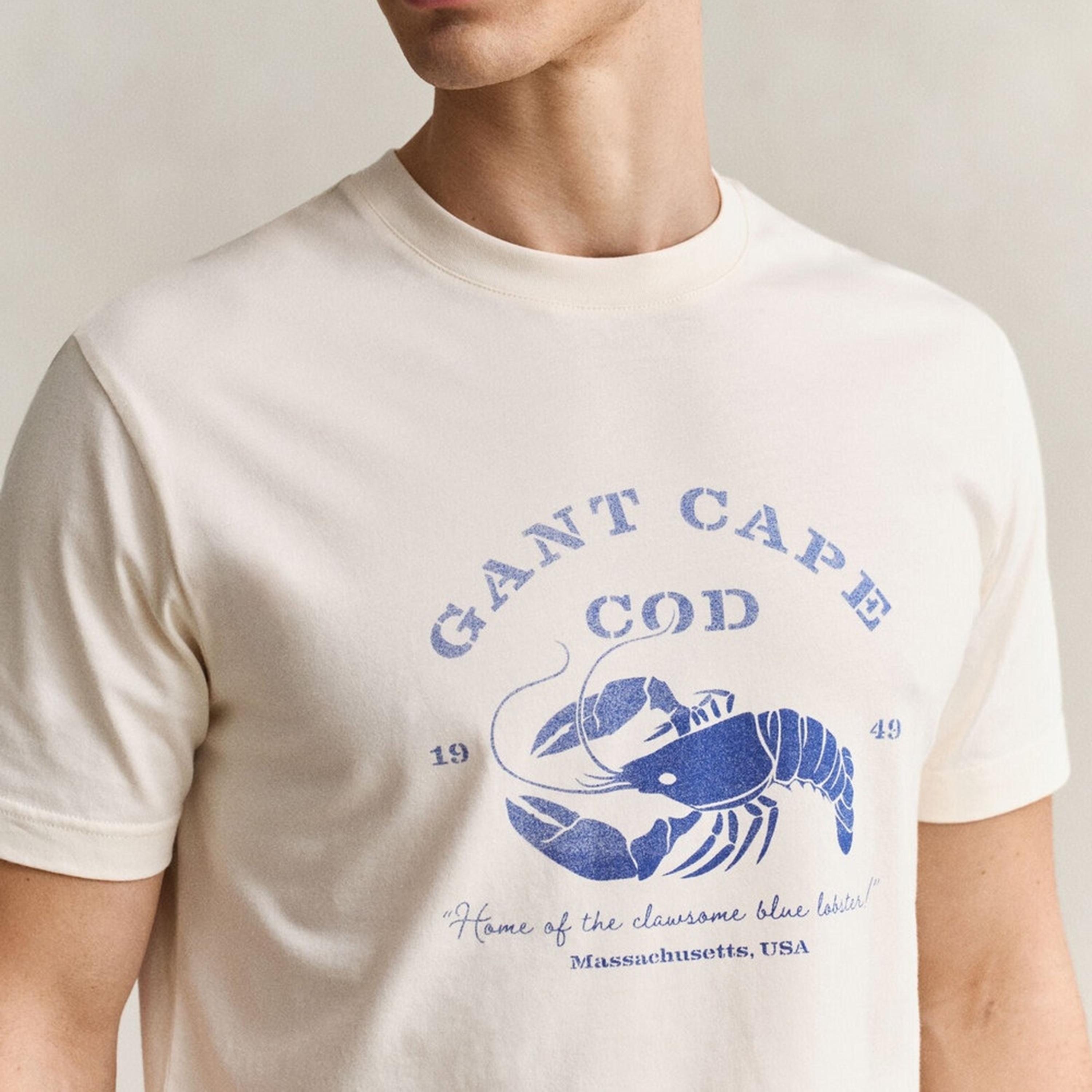 تيشرت رجالي بطبعة غرافيك بياقة مستديرة وأكمام قصيرة من غانت-men-clothing-tshirtsandpolos-tshirts-image-3