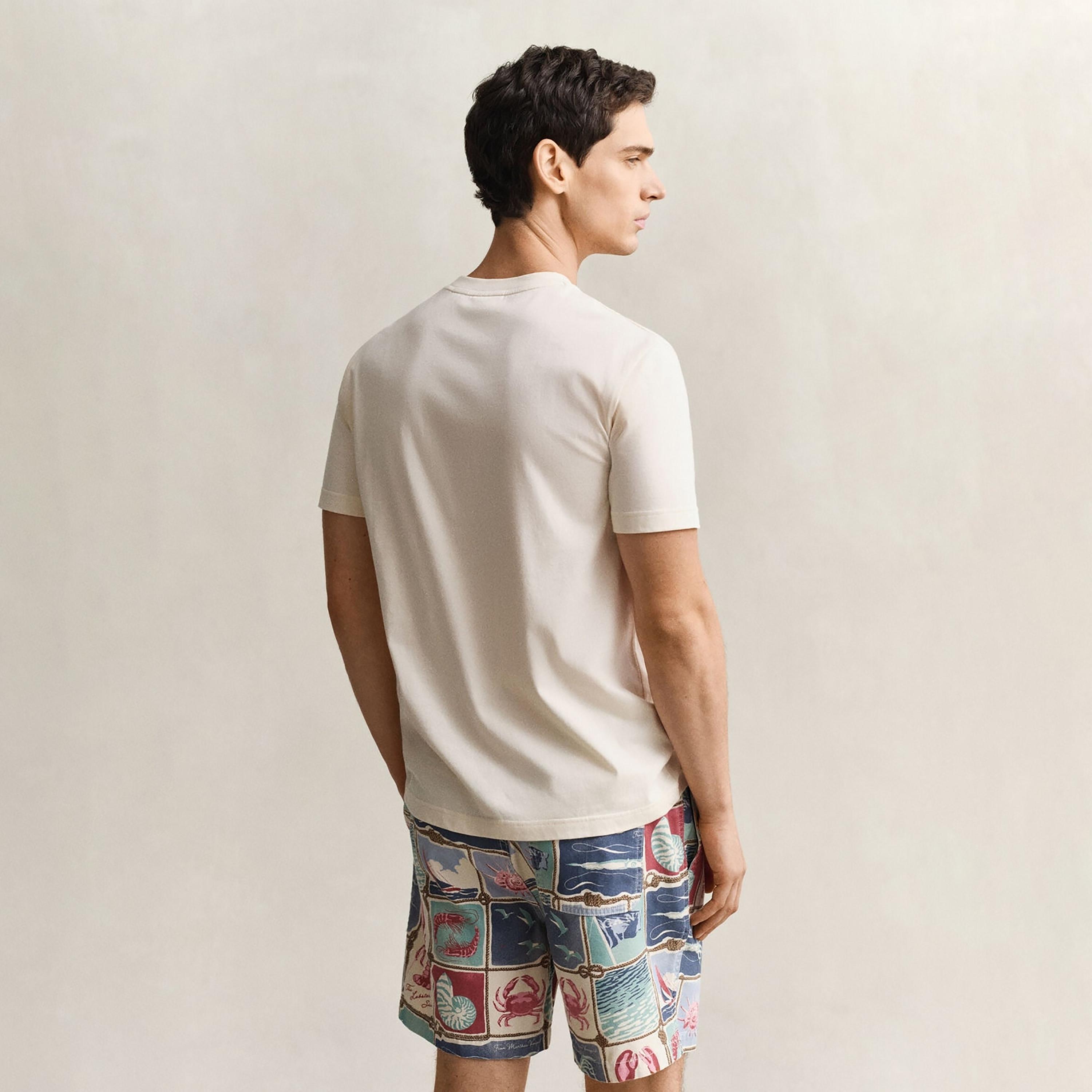 تيشرت رجالي بطبعة غرافيك بياقة مستديرة وأكمام قصيرة من غانت-men-clothing-tshirtsandpolos-tshirts-image-4