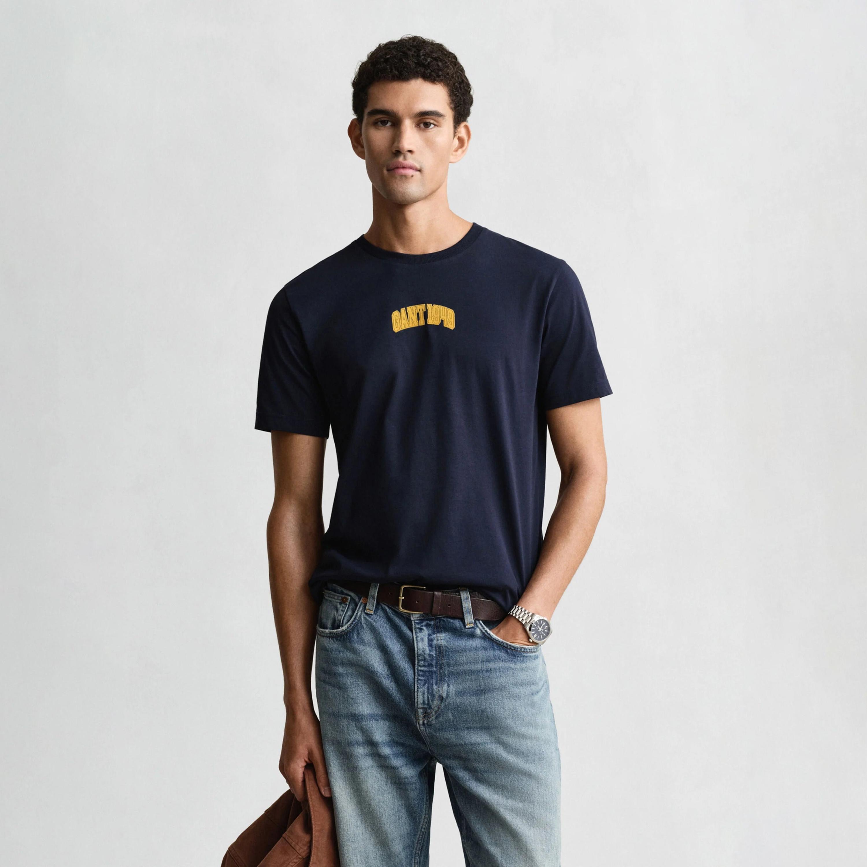 تيشيرت رجالي بياقة دائرية وأكمام قصيرة وطبعة جرافيك من جانت.-men-clothing-tshirtsandpolos-tshirts-image-18