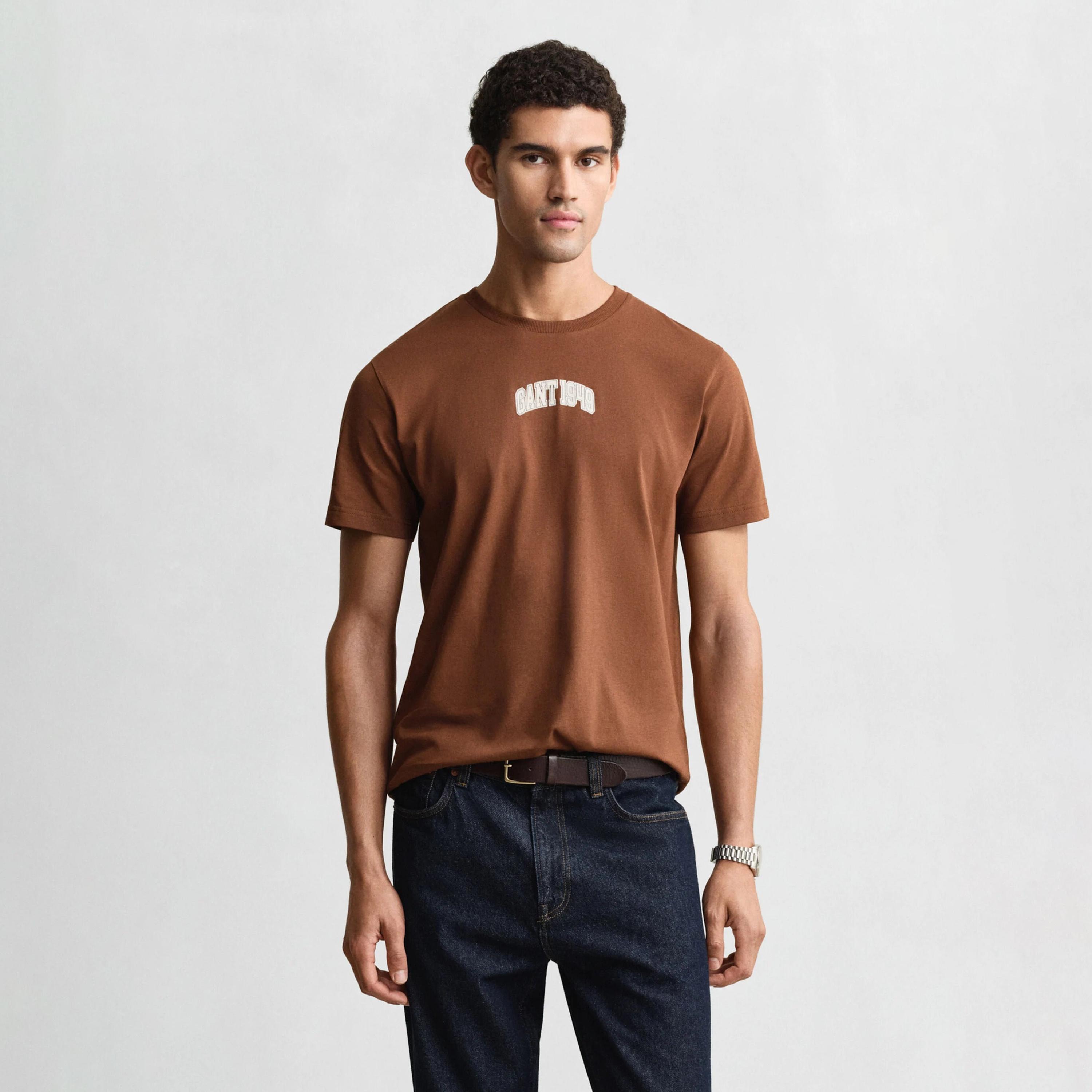 تيشيرت رجالي بياقة دائرية وأكمام قصيرة وطبعة جرافيك من جانت.-men-clothing-tshirtsandpolos-tshirts-image-7