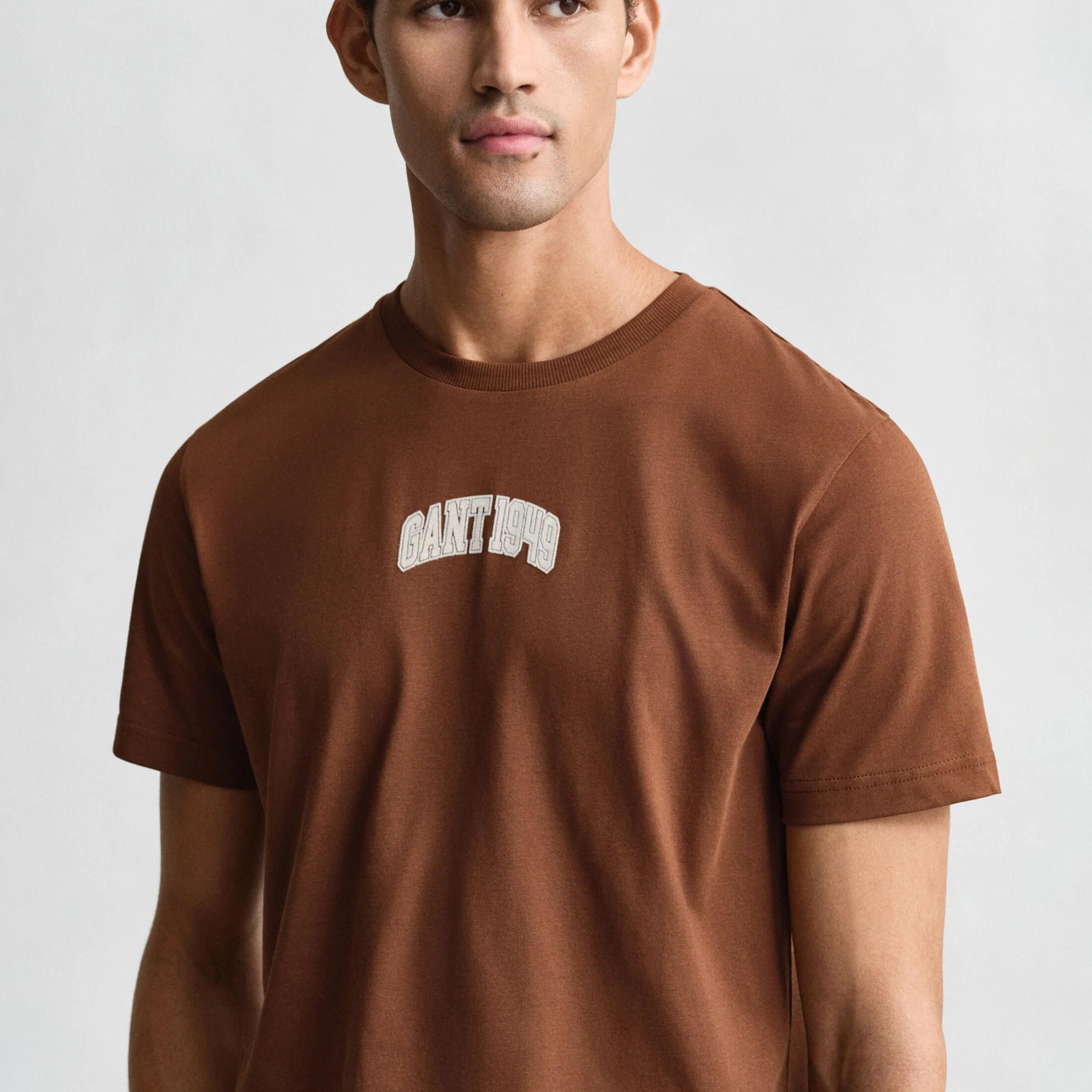 تيشيرت رجالي بياقة دائرية وأكمام قصيرة وطبعة جرافيك من جانت.-men-clothing-tshirtsandpolos-tshirts-image-8