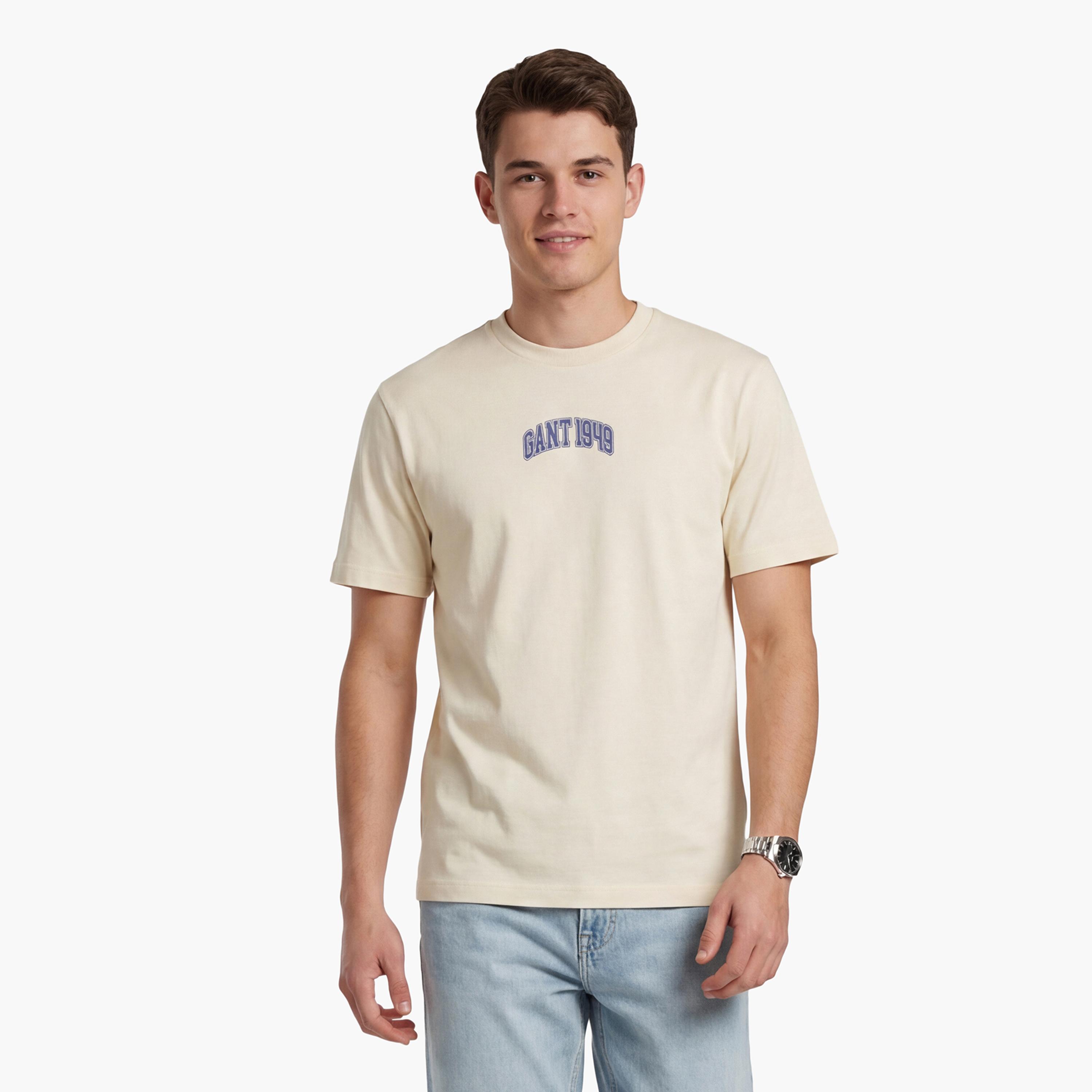 تيشيرت رجالي بياقة دائرية وأكمام قصيرة وطبعة جرافيك من جانت.-men-clothing-tshirtsandpolos-tshirts-image-1