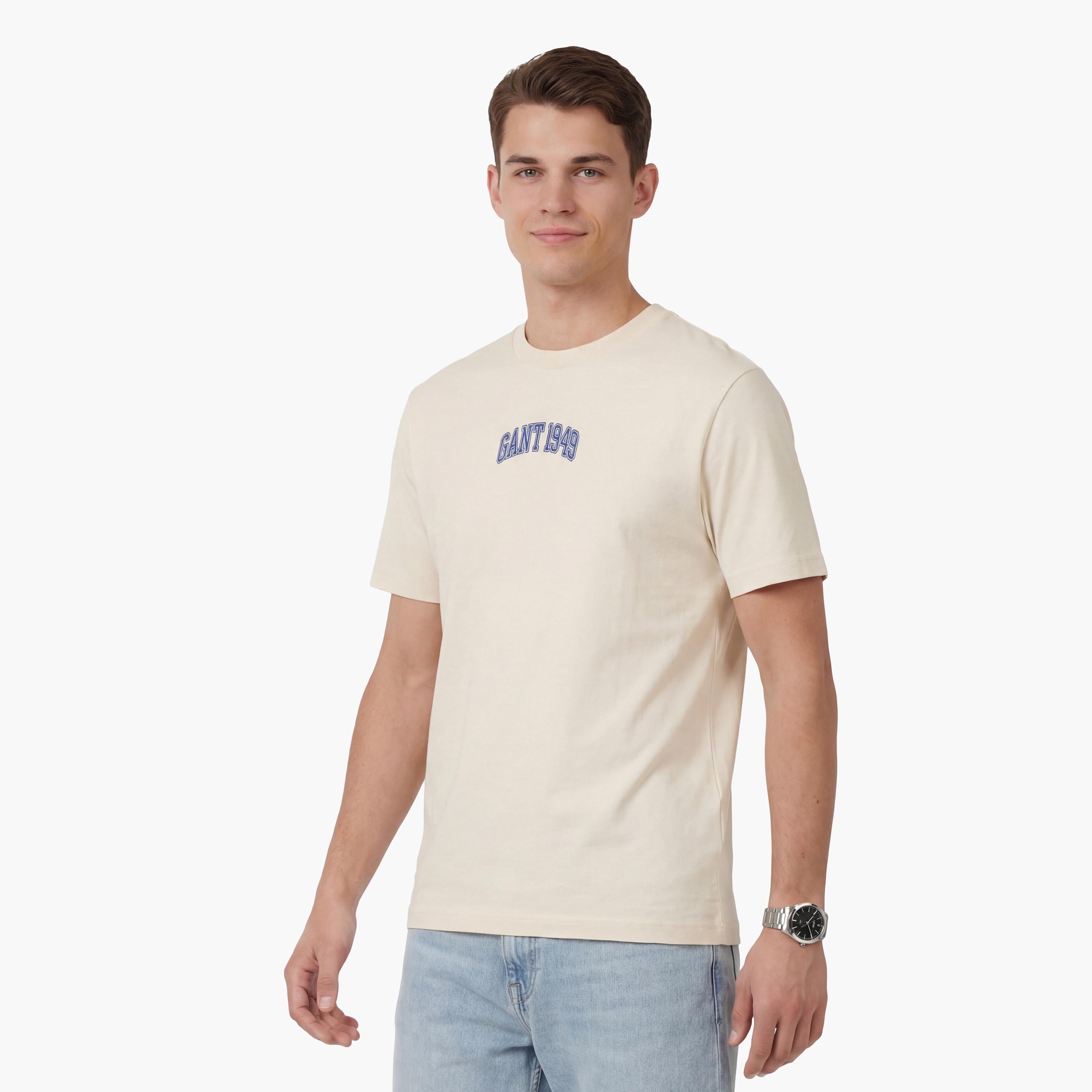 تيشيرت رجالي بياقة دائرية وأكمام قصيرة وطبعة جرافيك من جانت.-men-clothing-tshirtsandpolos-tshirts-image-3