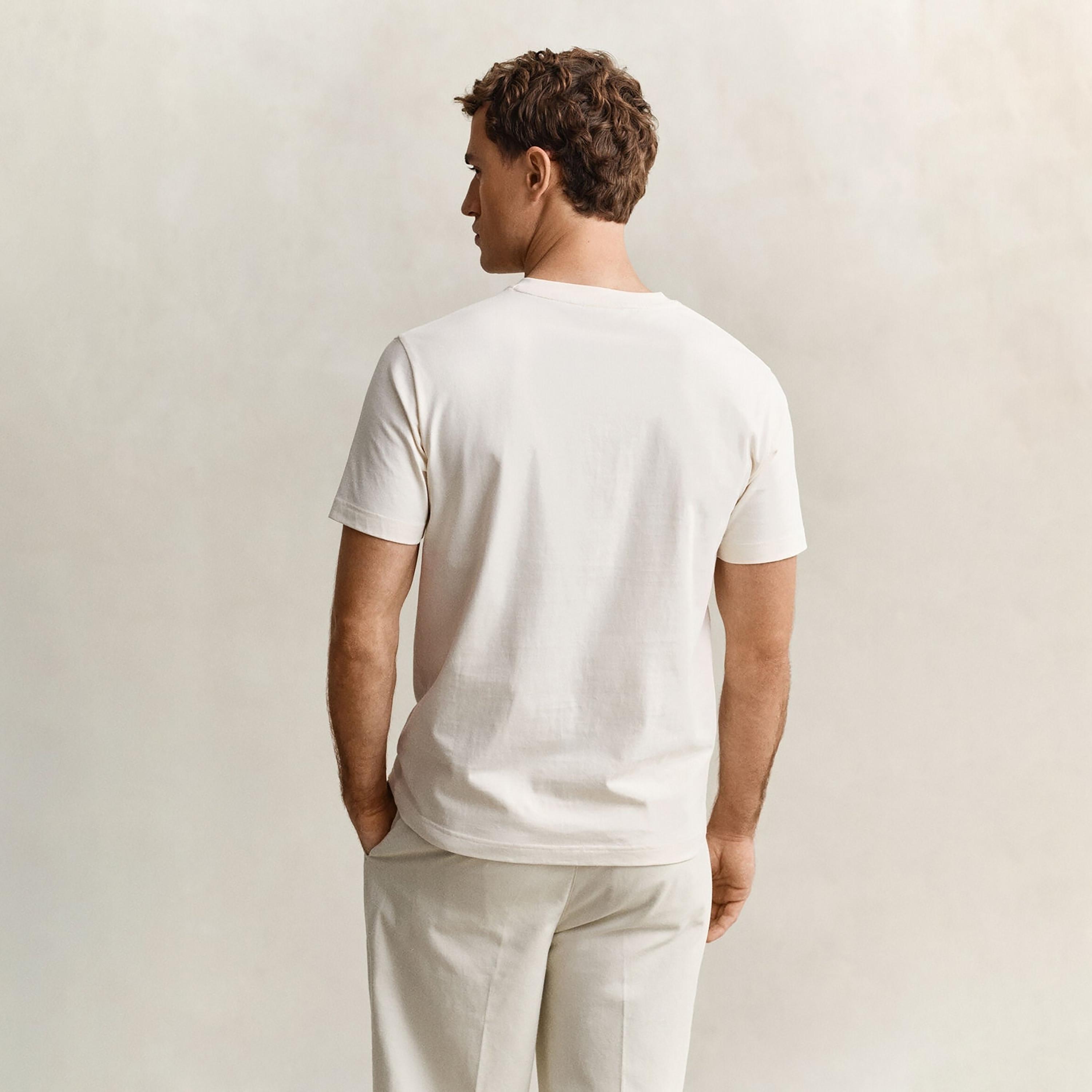 تيشرت رجالي مطرز بياقة مستديرة وأكمام قصيرة من غانت-men-clothing-tshirtsandpolos-tshirts-image-4
