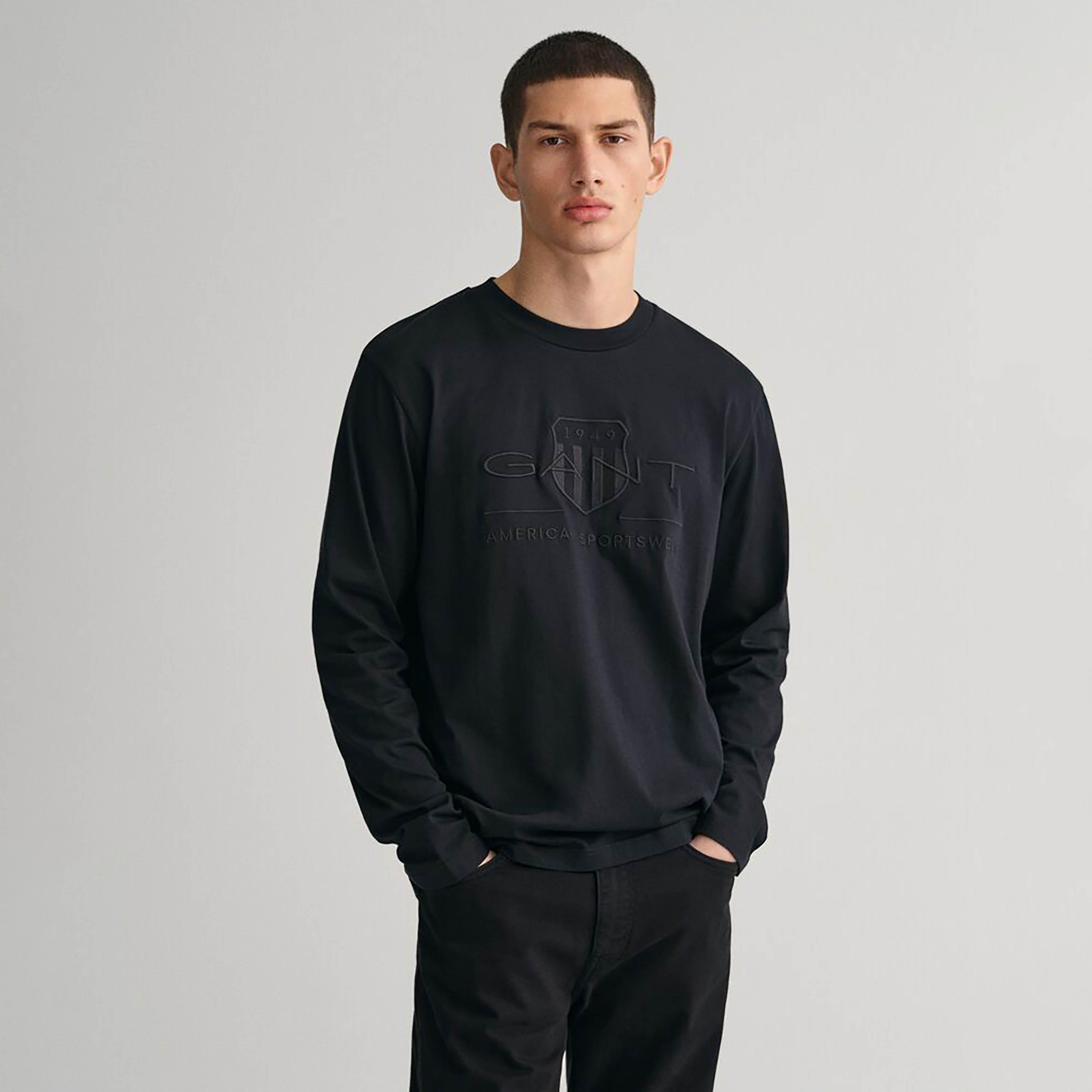 تي شيرت رجالي مطرز بشعار الدرع وياقة دائرية وأكمام طويلة من Gant-men-clothing-tshirtsandpolos-tshirts-image-1