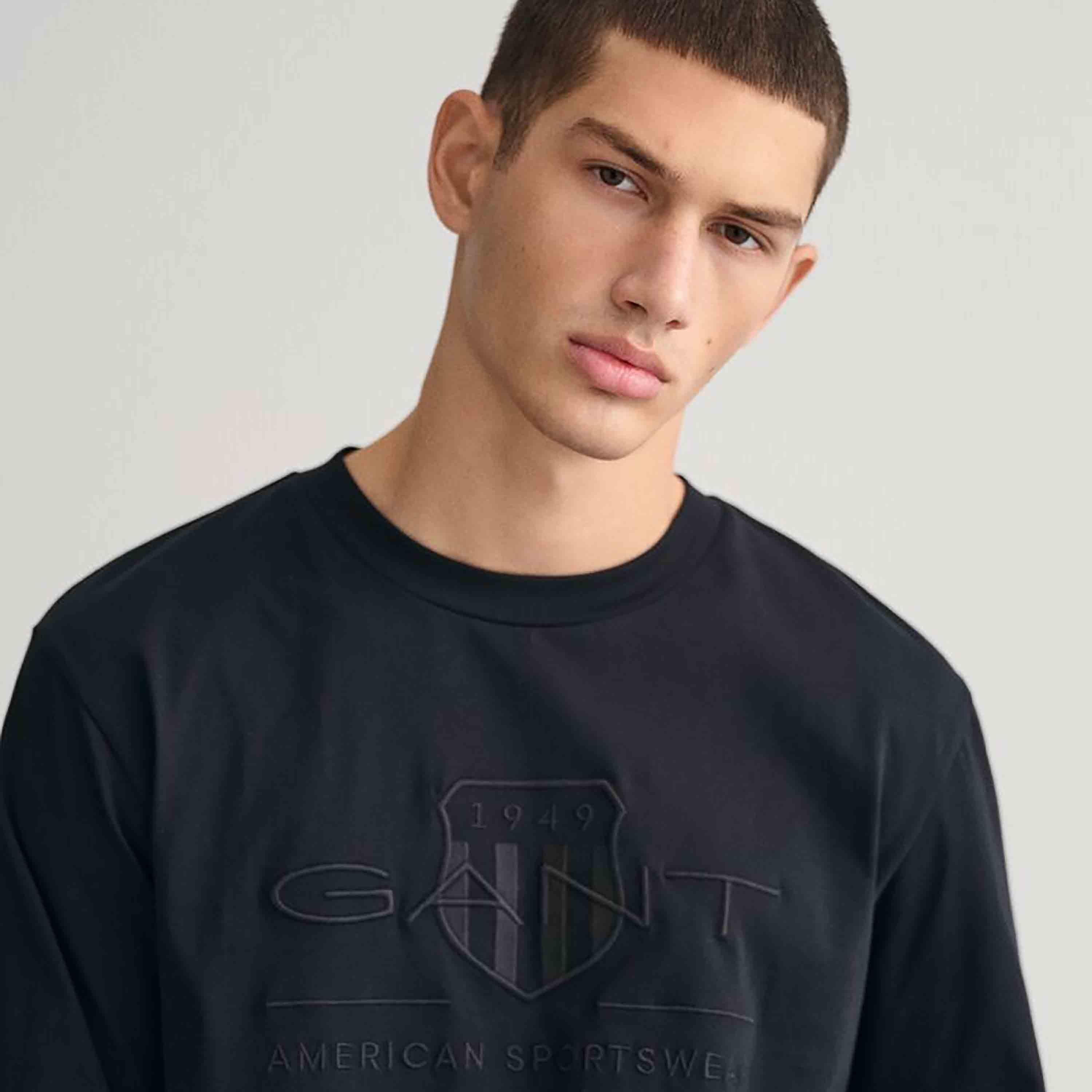 تي شيرت رجالي مطرز بشعار الدرع وياقة دائرية وأكمام طويلة من Gant-men-clothing-tshirtsandpolos-tshirts-image-3