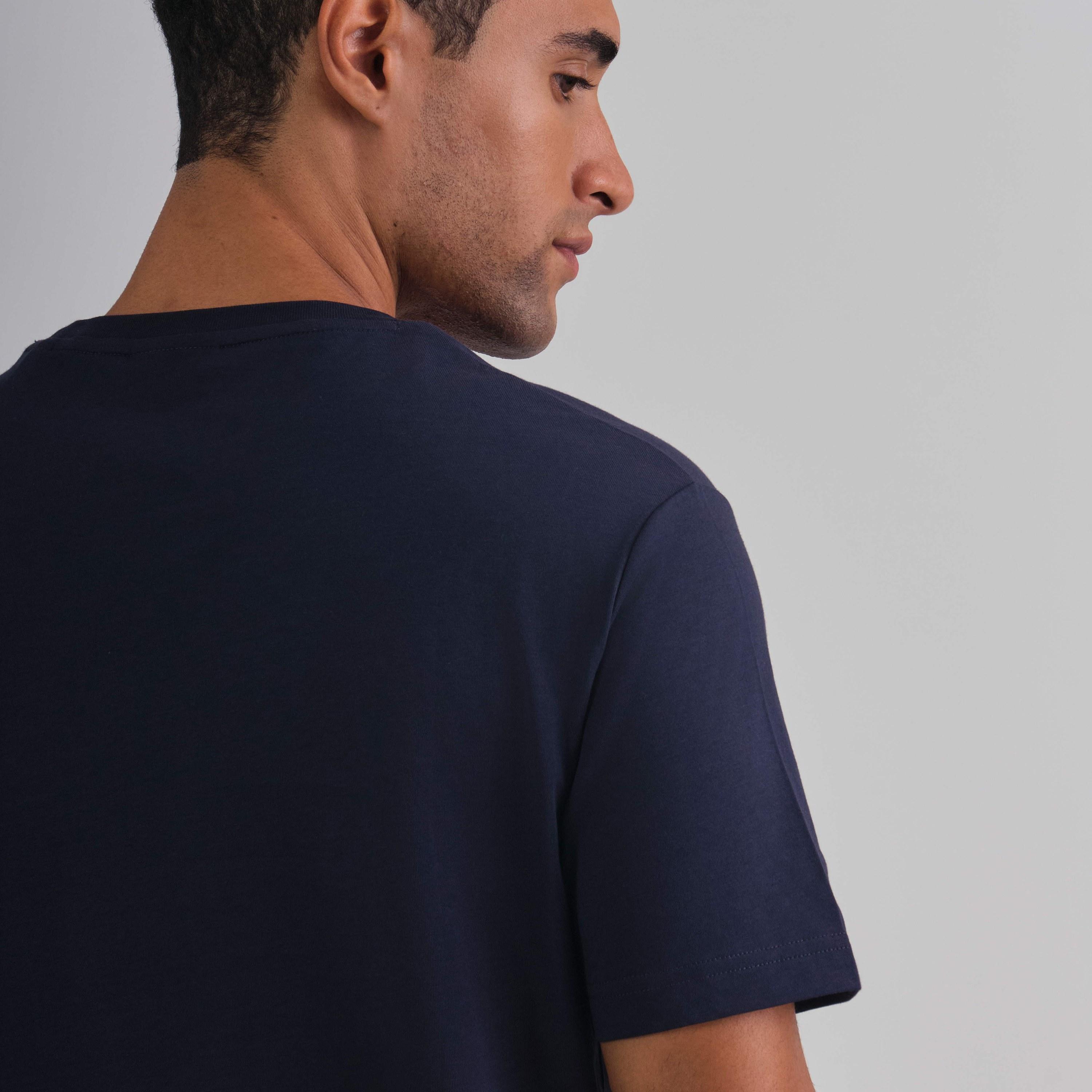 تي شيرت رجالي بأكمام قصيرة وياقة مستديرة وطبعة شعار Gant Shield-men-clothing-tshirtsandpolos-tshirts-image-10