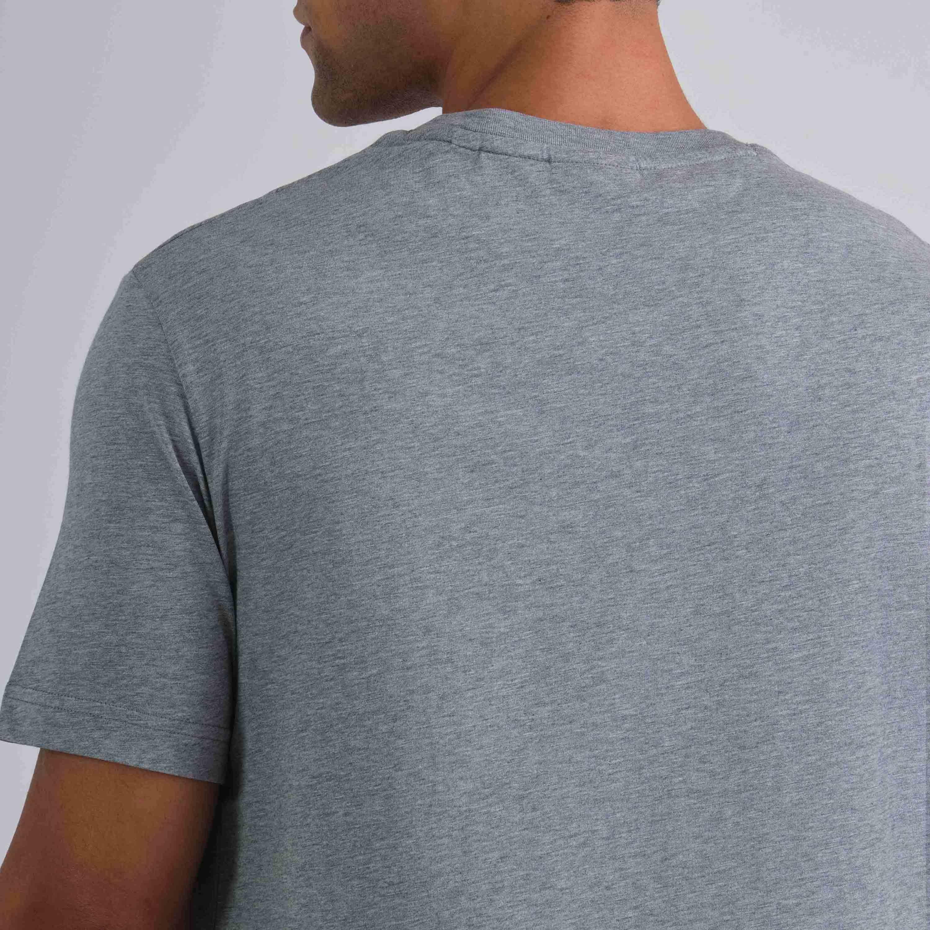 تي شيرت رجالي بأكمام قصيرة وياقة مستديرة وطبعة شعار Gant Shield-men-clothing-tshirtsandpolos-tshirts-image-2