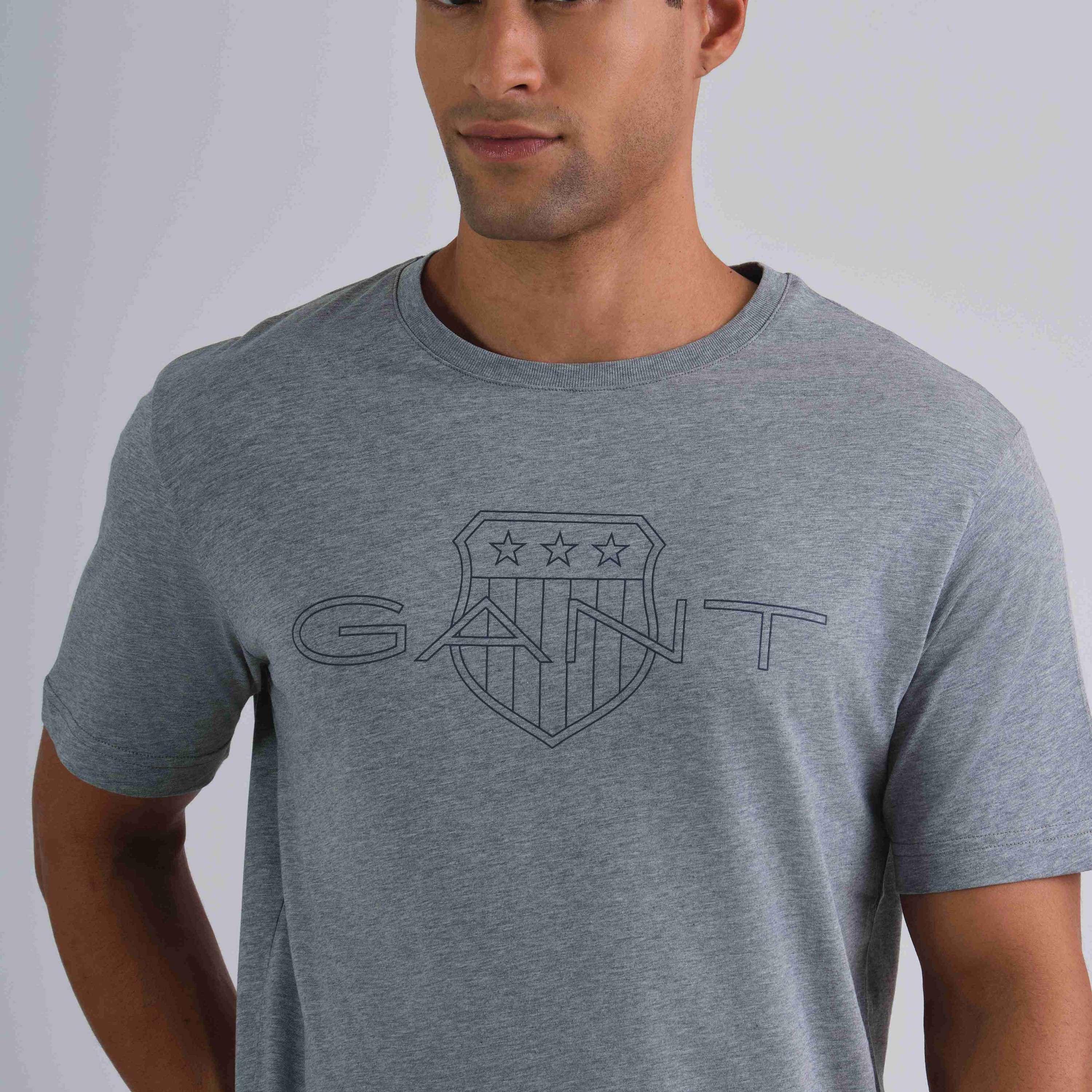 تي شيرت رجالي بأكمام قصيرة وياقة مستديرة وطبعة شعار Gant Shield-men-clothing-tshirtsandpolos-tshirts-image-4