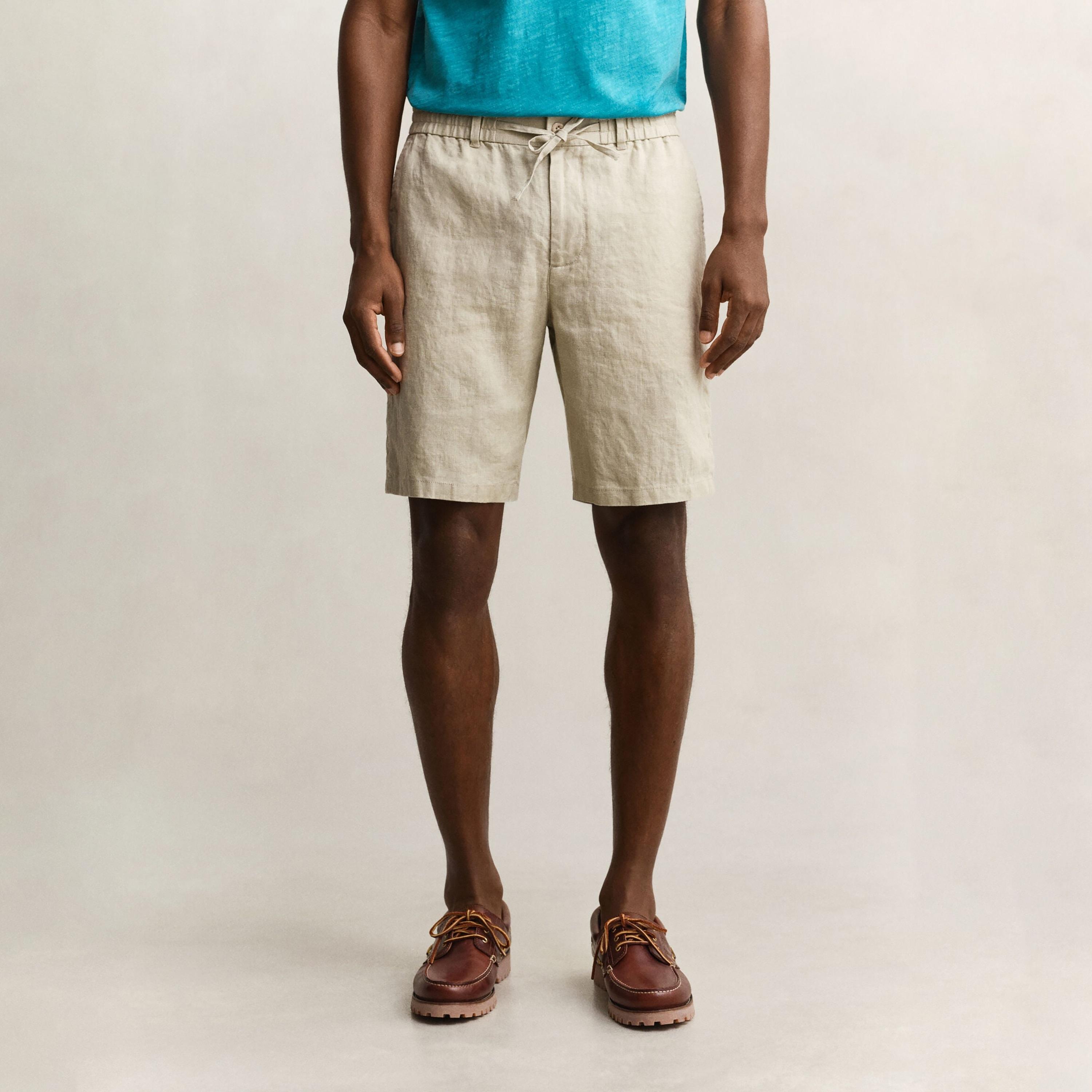 شورت كتان رجالي سادة بخصر متوسط الارتفاع وإغلاق بزر ورباط من غانت-men-clothing-bottoms-shorts-image-1