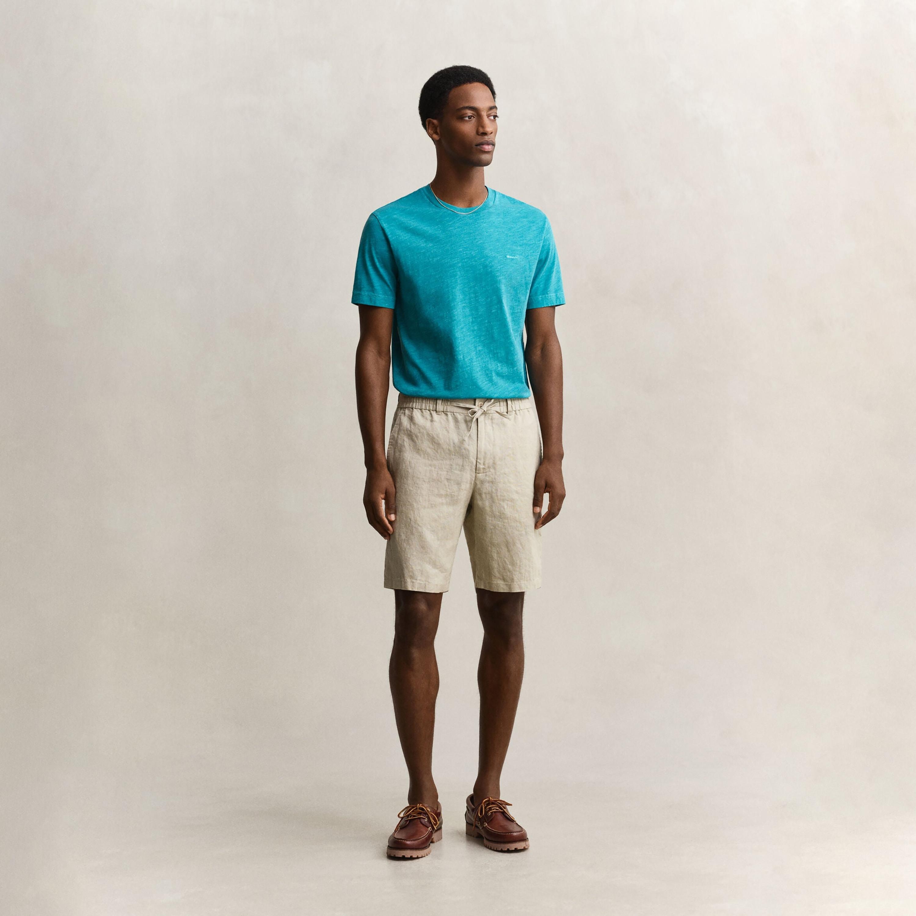 شورت كتان رجالي سادة بخصر متوسط الارتفاع وإغلاق بزر ورباط من غانت-men-clothing-bottoms-shorts-image-2